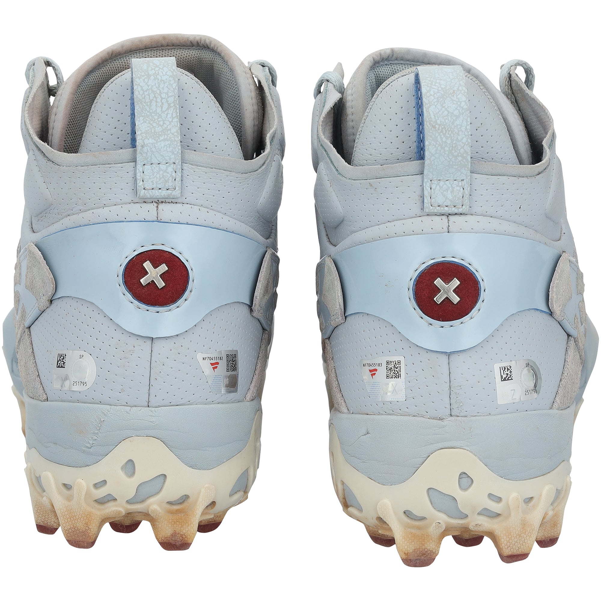 Crampons Under Armour bleus autographiés par Bryce Harper, portés en match par les Phillies de Philadelphie lors de la saison 2026 de la MLB.