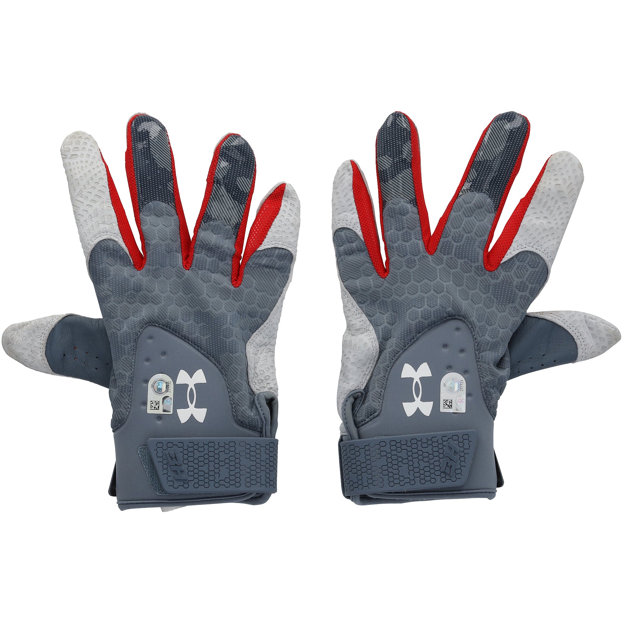 Gants de frappe Under Armour gris et rouges autographiés par Bryce Harper, portés en match par les Phillies de Philadelphie lors de la saison 2026 de la MLB.