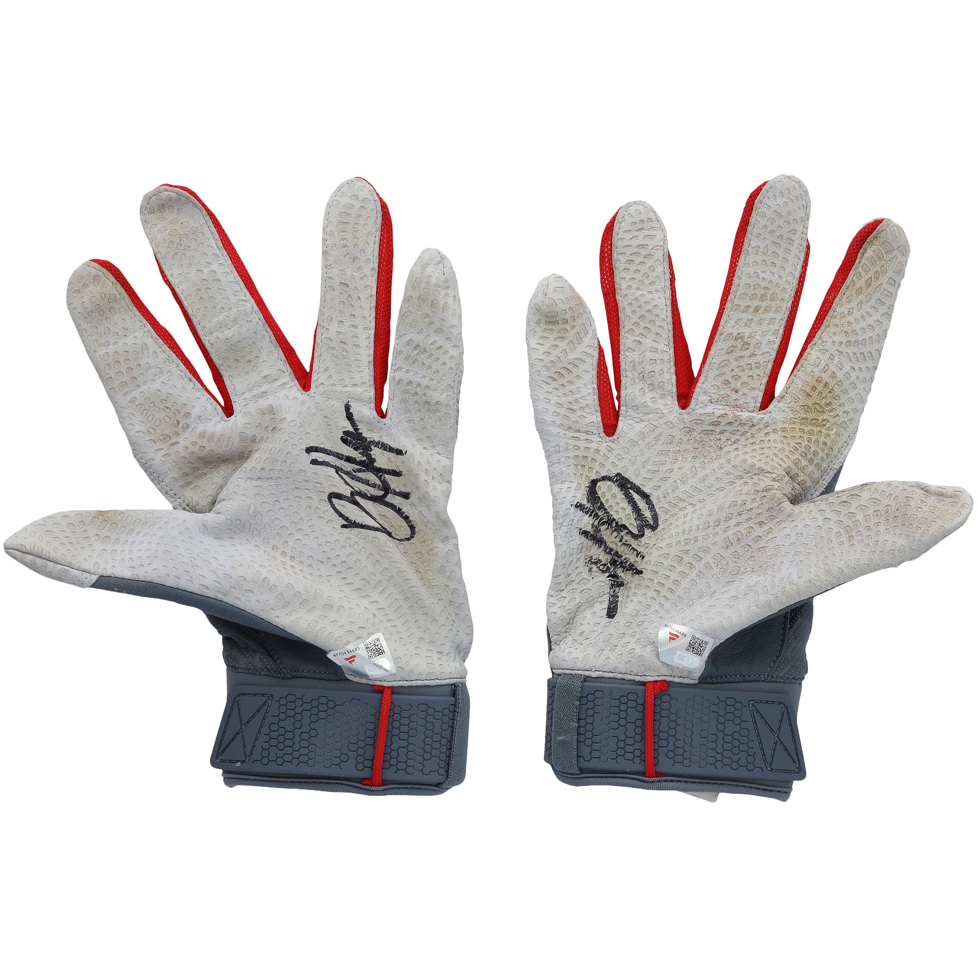 Gants de frappe Under Armour gris et rouges autographiés par Bryce Harper, portés en match par les Phillies de Philadelphie lors de la saison 2026 de la MLB.