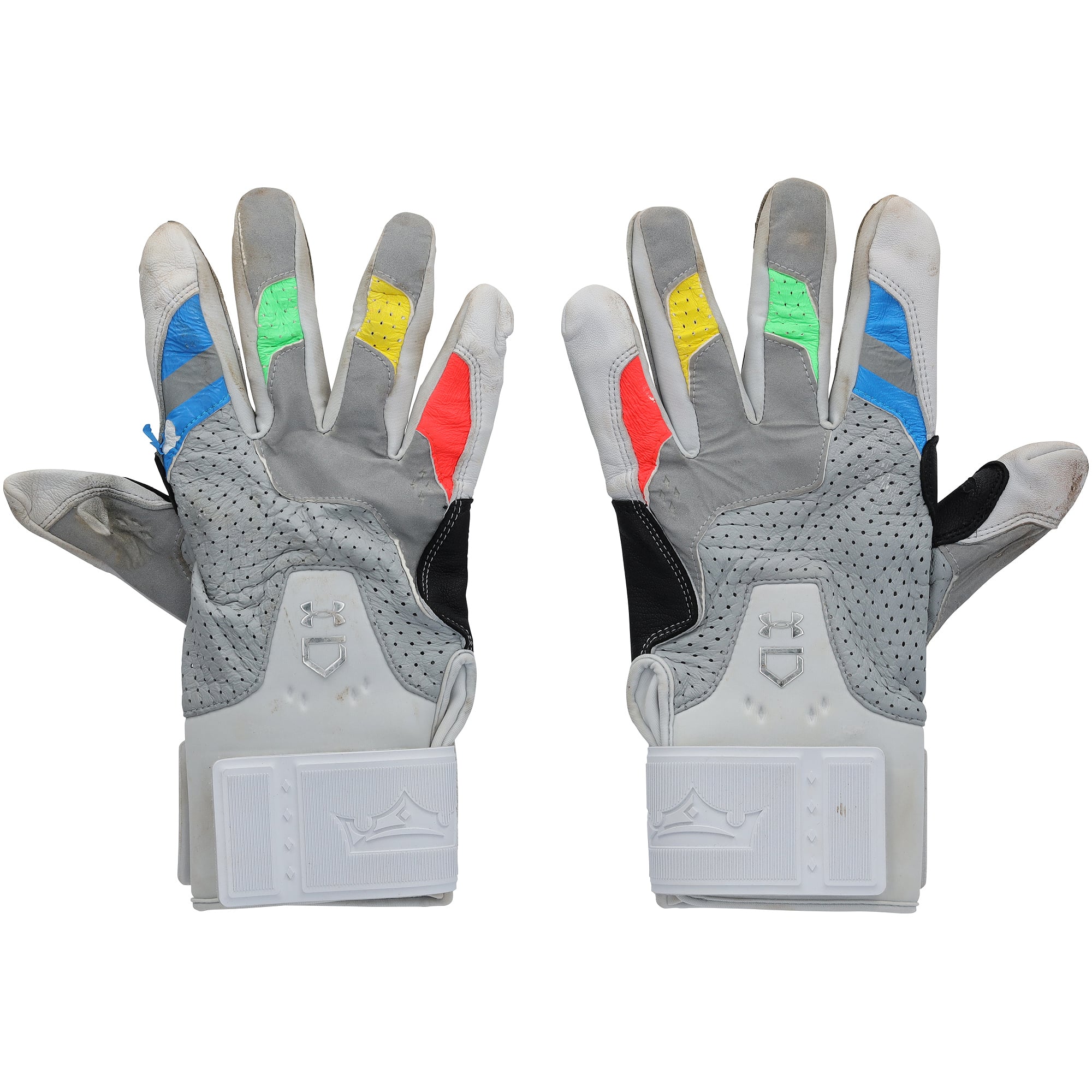 Gants de frappe gris Under Armour autographiés par Bryce Harper, portés en match par les Phillies de Philadelphie lors de la saison 2026 de la MLB.