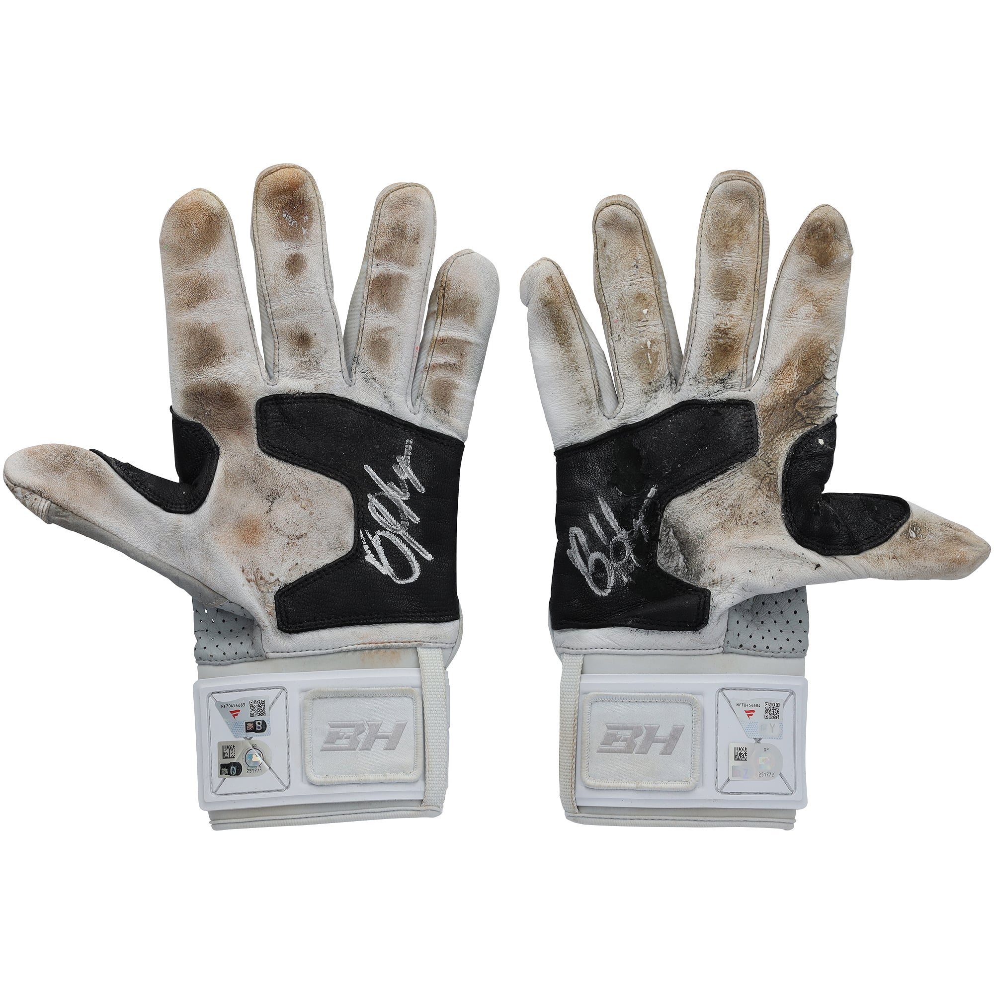 Gants de frappe gris Under Armour autographiés par Bryce Harper, portés en match par les Phillies de Philadelphie lors de la saison 2026 de la MLB.
