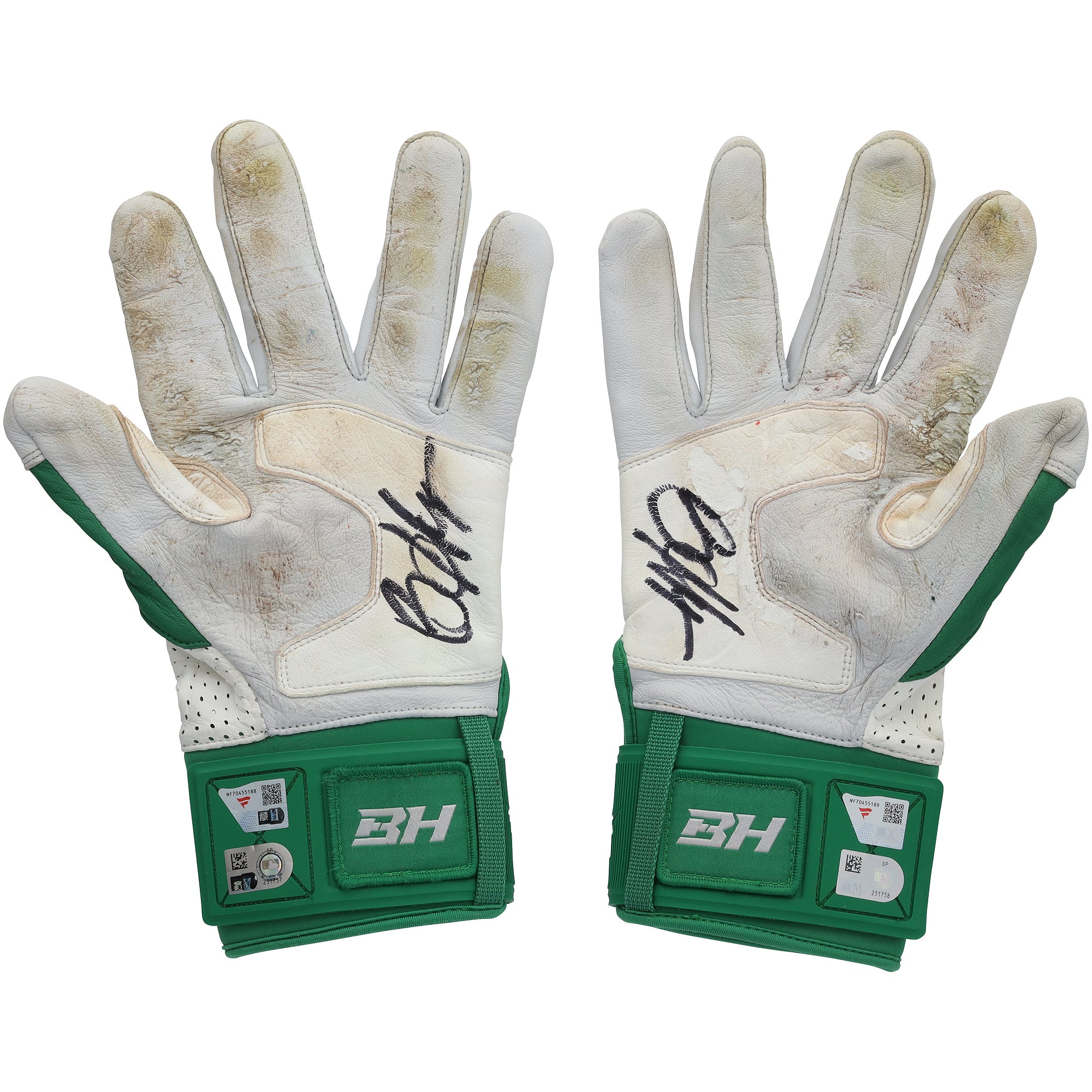 Gants de frappe Under Armour verts et blancs autographiés par Bryce Harper, portés en match par les Phillies de Philadelphie lors de la saison 2026 de la MLB.