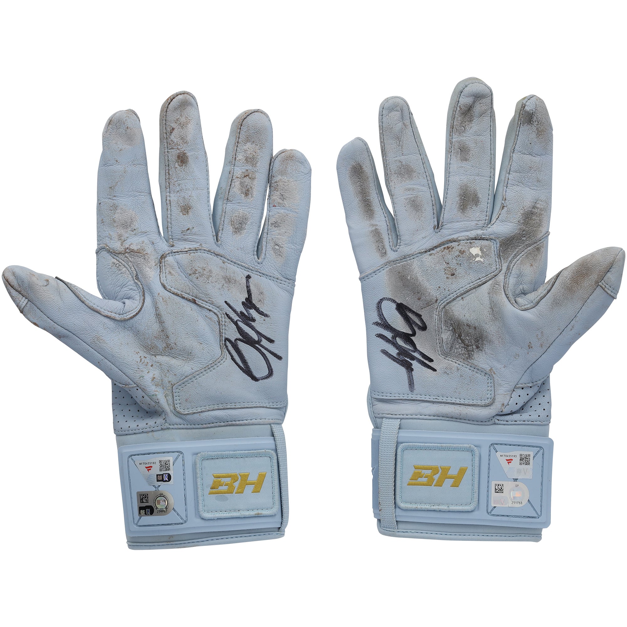 Gants de frappe Under Armour bleu clair autographiés par Bryce Harper, portés en match par les Phillies de Philadelphie lors de la saison 2026 de la MLB.