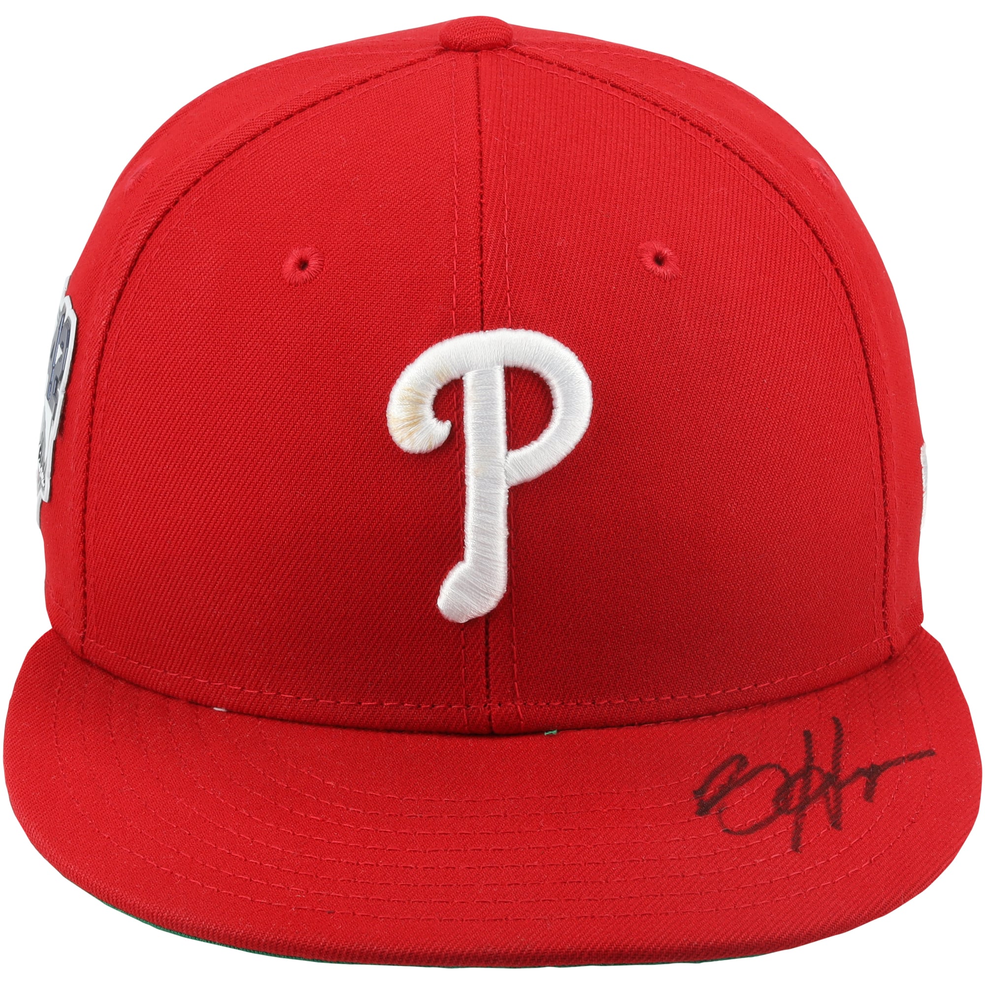 Casquette rouge autographiée par Bryce Harper, portée lors d'un match des Phillies de Philadelphie à l'occasion de la journée Jackie Robinson de la saison 2026 de la MLB.
