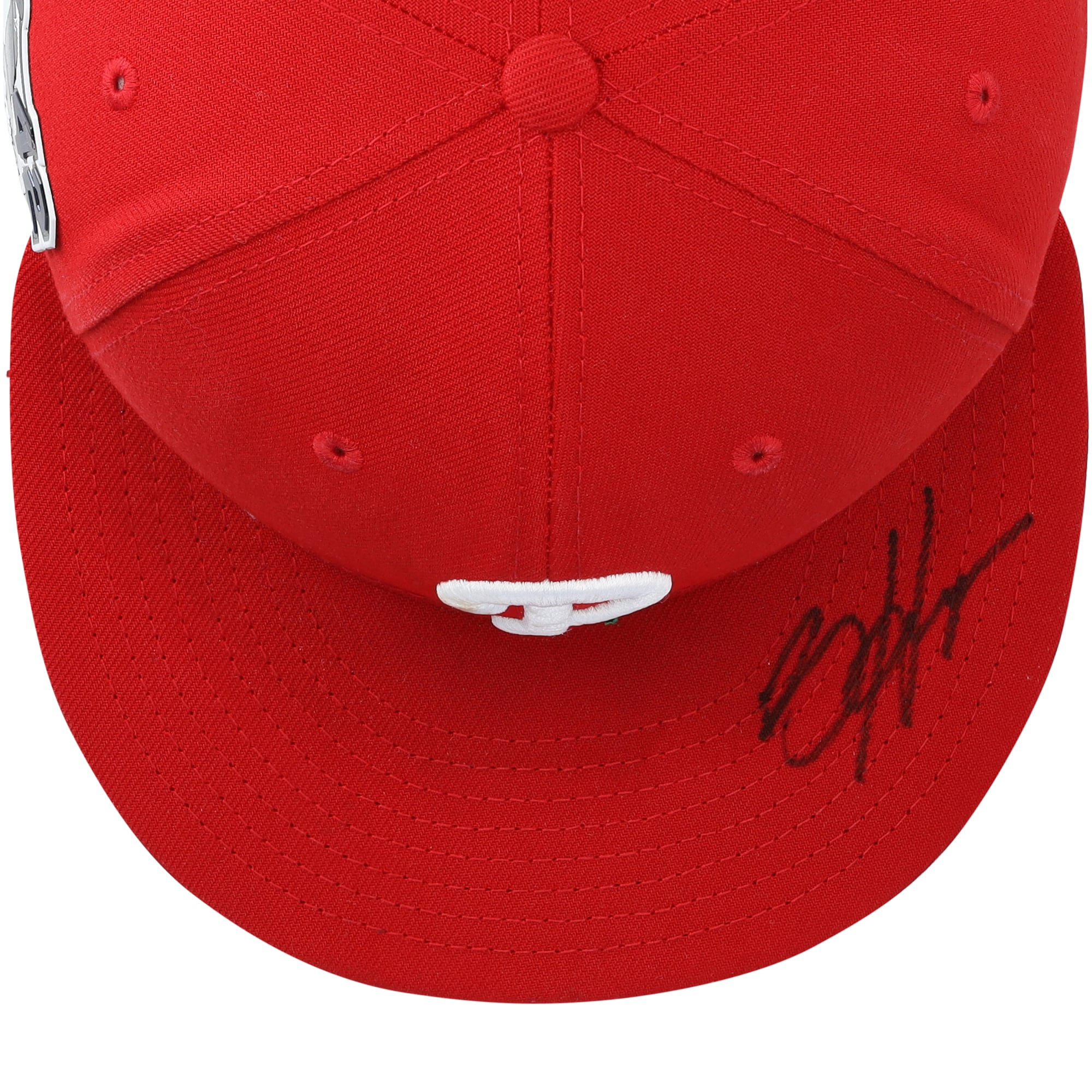 Casquette rouge autographiée par Bryce Harper, portée lors d'un match des Phillies de Philadelphie à l'occasion de la journée Jackie Robinson de la saison 2026 de la MLB.