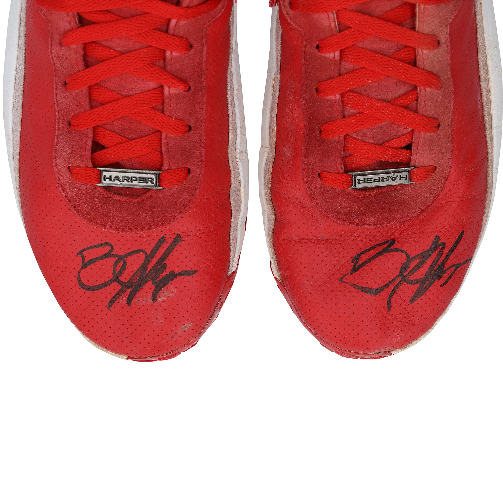 Crampons rouges Under Armour autographiés par Bryce Harper