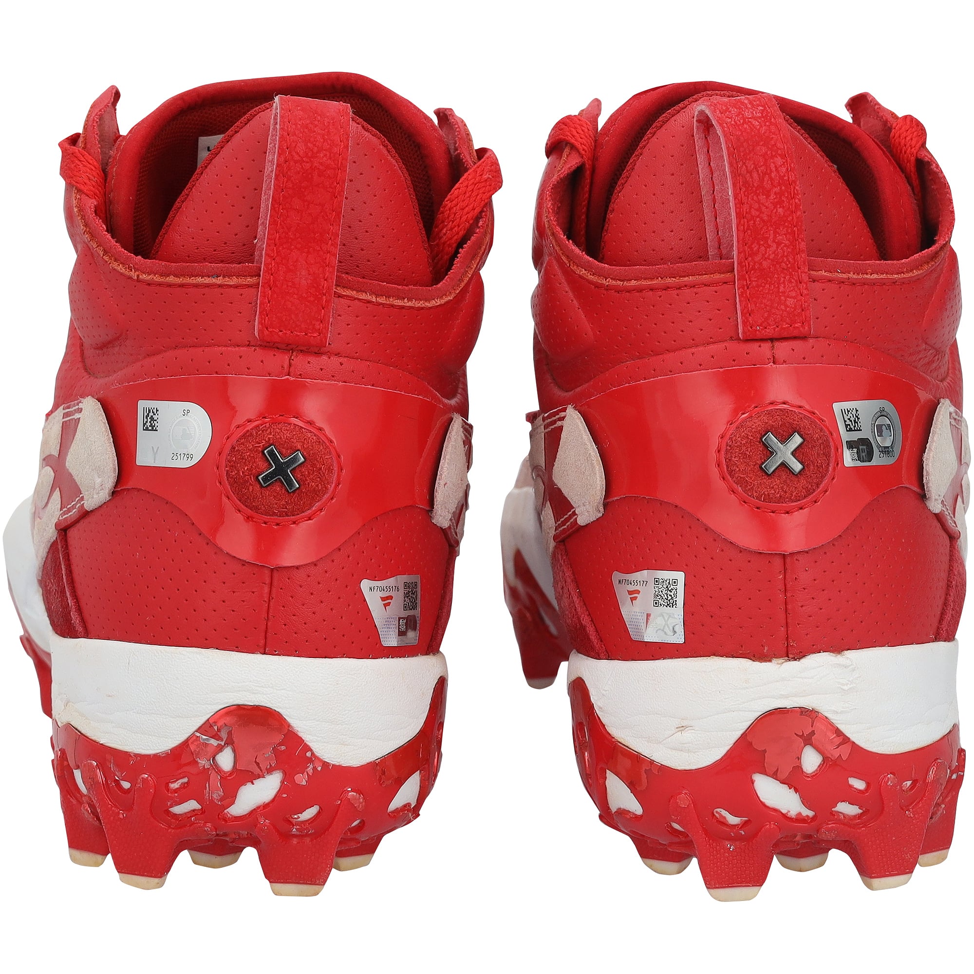 Crampons rouges Under Armour autographiés par Bryce Harper