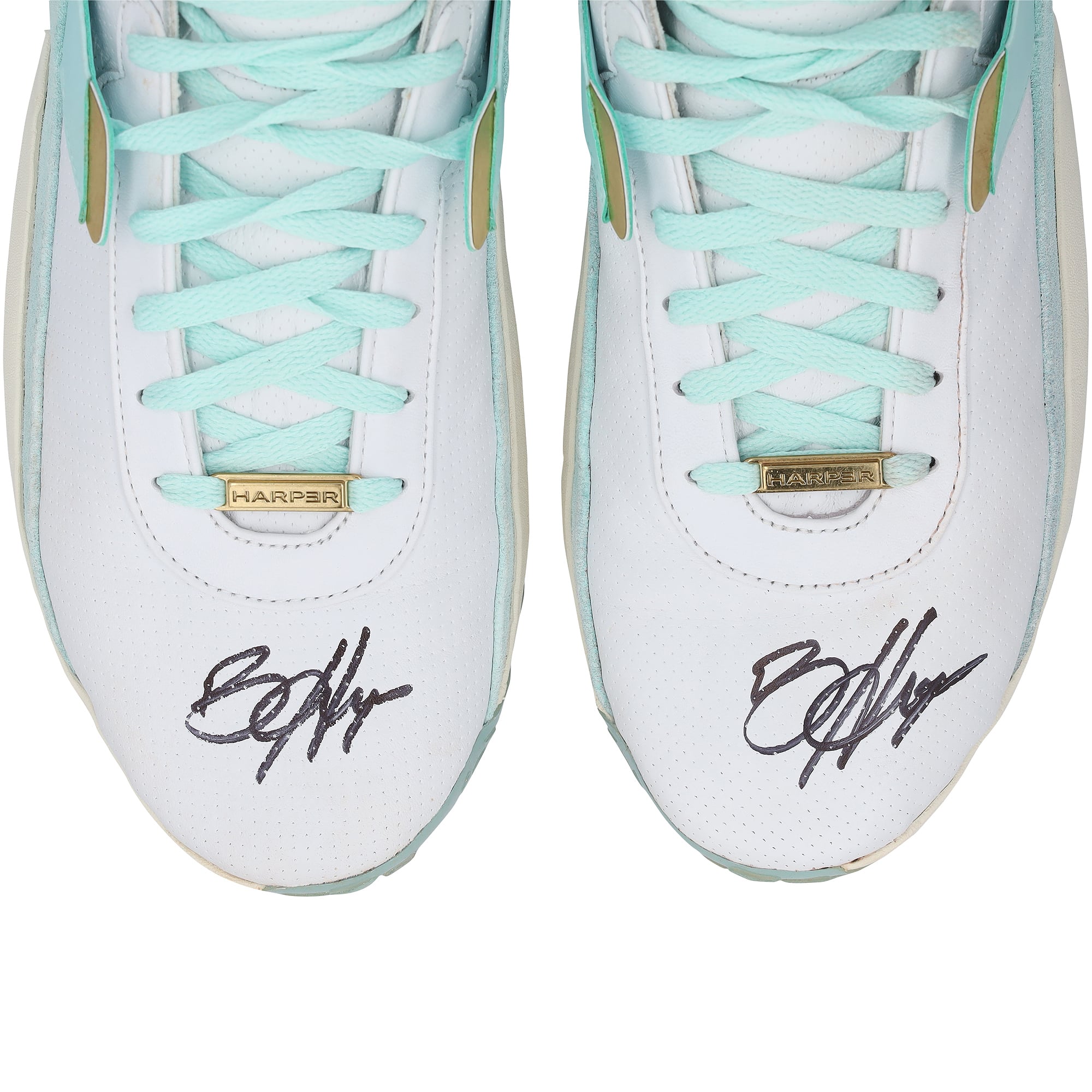 Crampons Under Armour turquoise et blancs autographiés par Bryce Harper, portés lors d'un match des Phillies de Philadelphie durant la saison 2026 de la MLB.