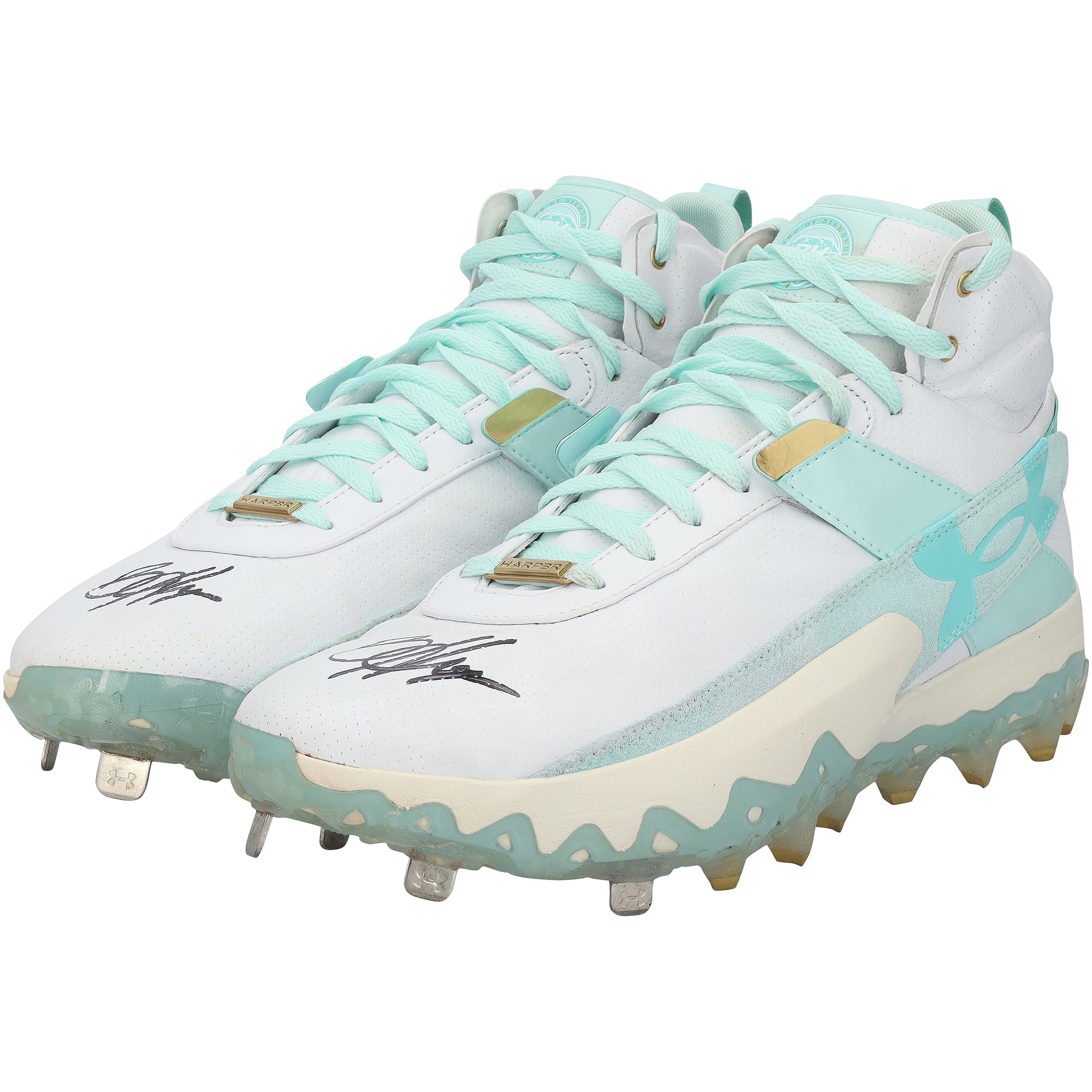 Crampons Under Armour turquoise et blancs autographiés par Bryce Harper, portés lors d'un match des Phillies de Philadelphie durant la saison 2026 de la MLB.