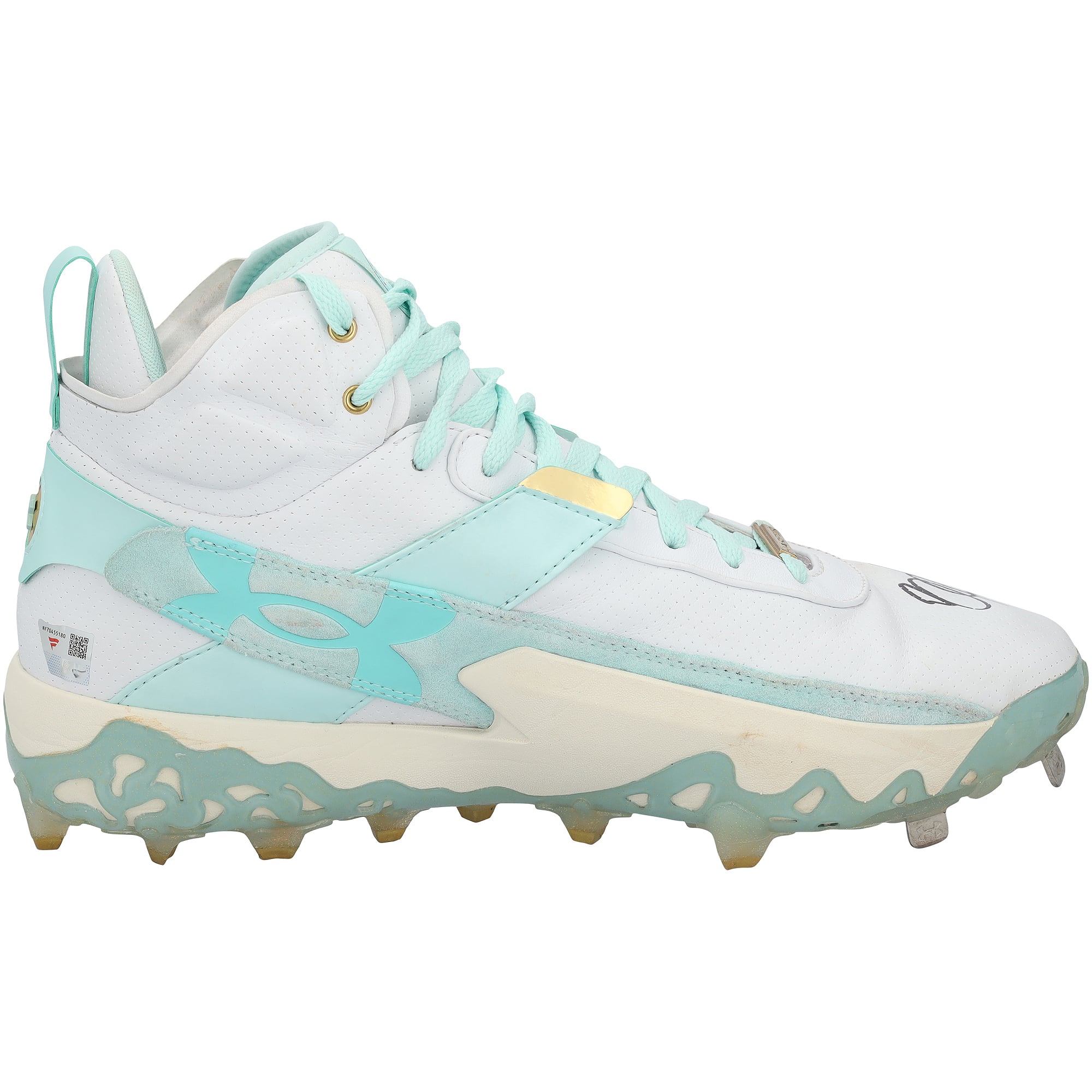 Crampons Under Armour turquoise et blancs autographiés par Bryce Harper, portés lors d'un match des Phillies de Philadelphie durant la saison 2026 de la MLB.