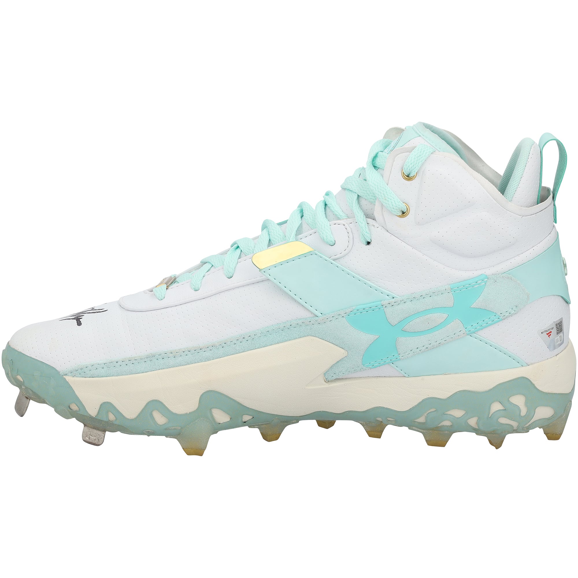Crampons Under Armour turquoise et blancs autographiés par Bryce Harper, portés lors d'un match des Phillies de Philadelphie durant la saison 2026 de la MLB.