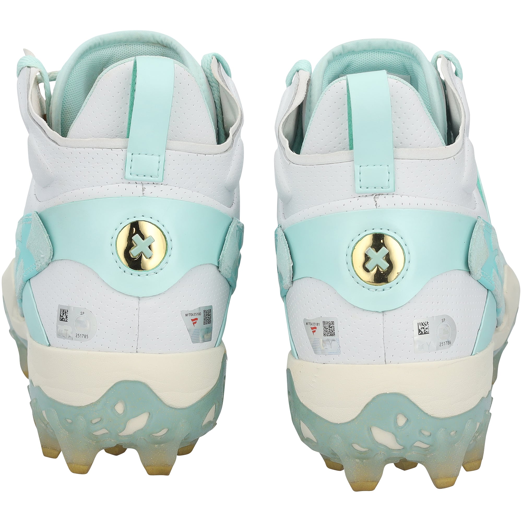 Crampons Under Armour turquoise et blancs autographiés par Bryce Harper, portés lors d'un match des Phillies de Philadelphie durant la saison 2026 de la MLB.