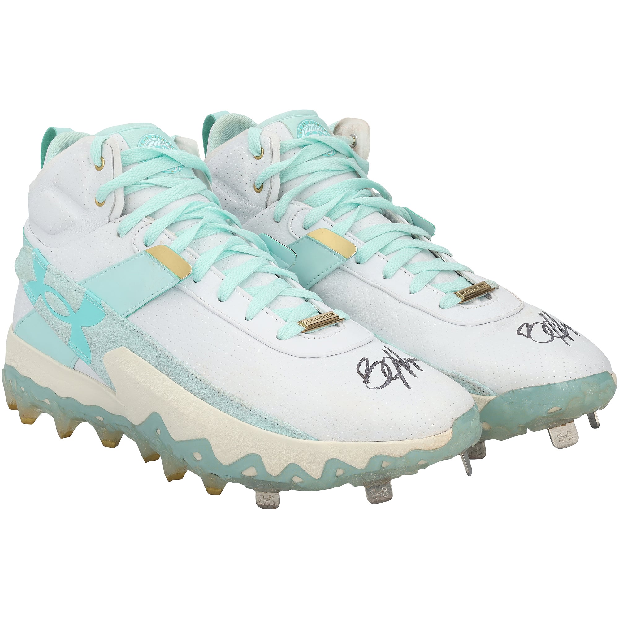 Crampons Under Armour turquoise et blancs autographiés par Bryce Harper, portés lors d'un match des Phillies de Philadelphie durant la saison 2026 de la MLB.