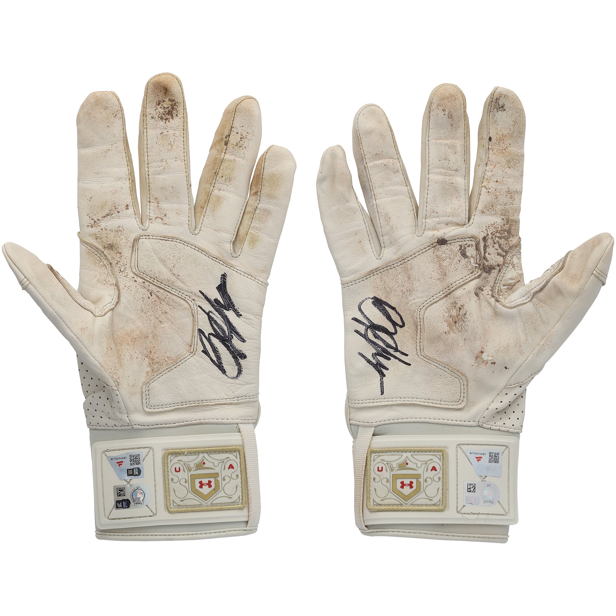 Gants de frappe blancs Under Armour autographiés par Bryce Harper, portés en match par les Phillies de Philadelphie lors de la saison 2026 de la MLB.