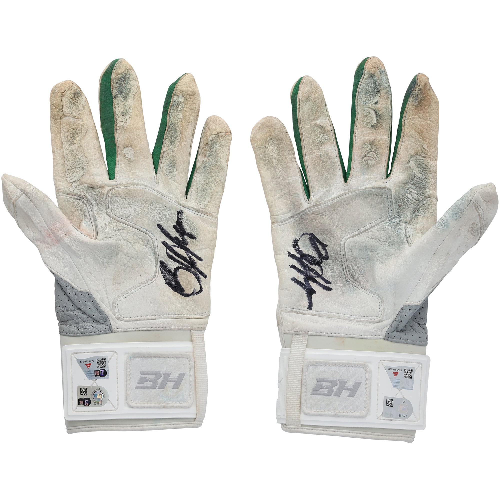 Gants de frappe Under Armour blancs et verts autographiés par Bryce Harper (Phillies de Philadelphie), utilisés en match lors de la saison 2026 de la MLB - NF70454677-78