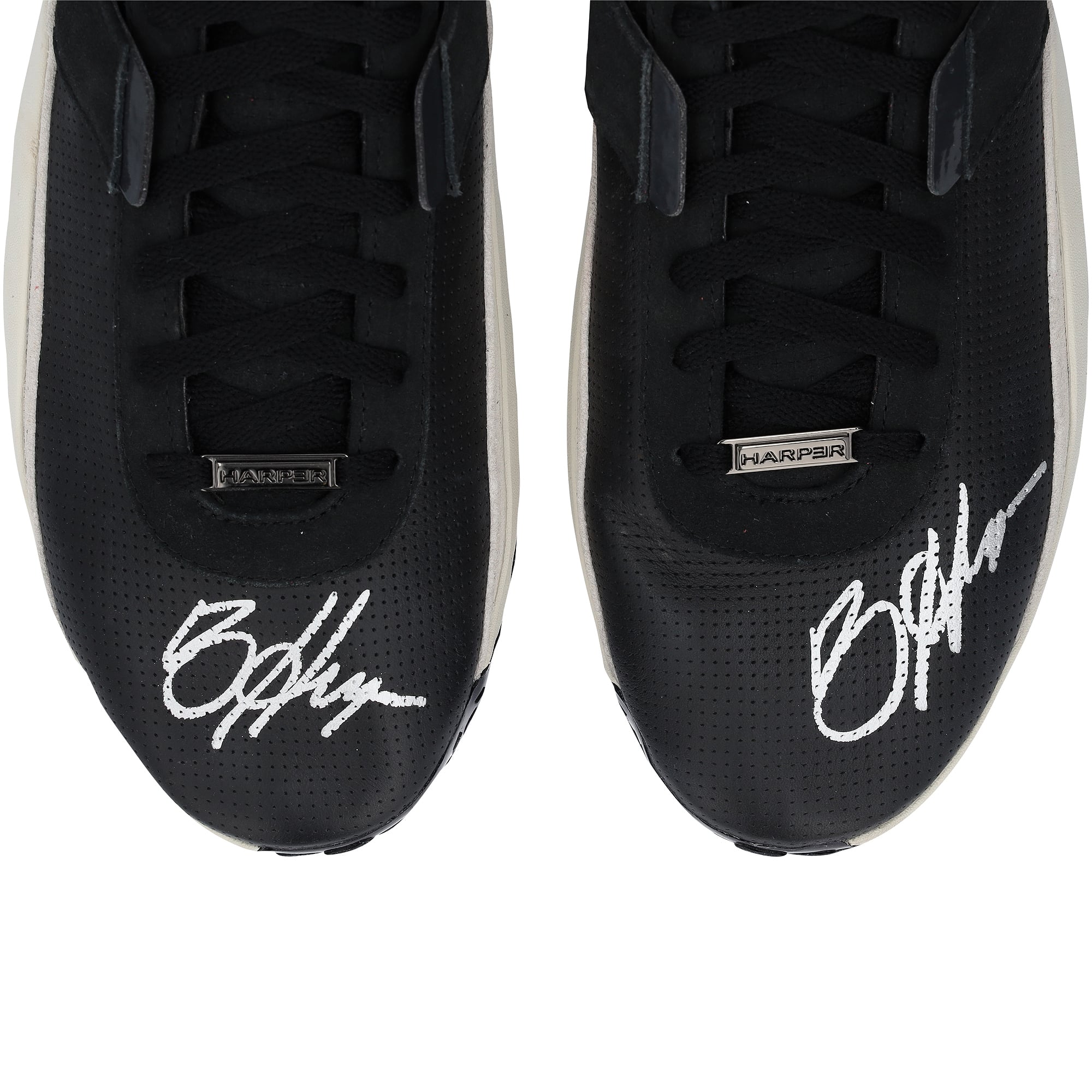 Crampons noirs Under Armour autographiés par Bryce Harper, joueurs des Phillies de Philadelphie, saison 2026 de la MLB.