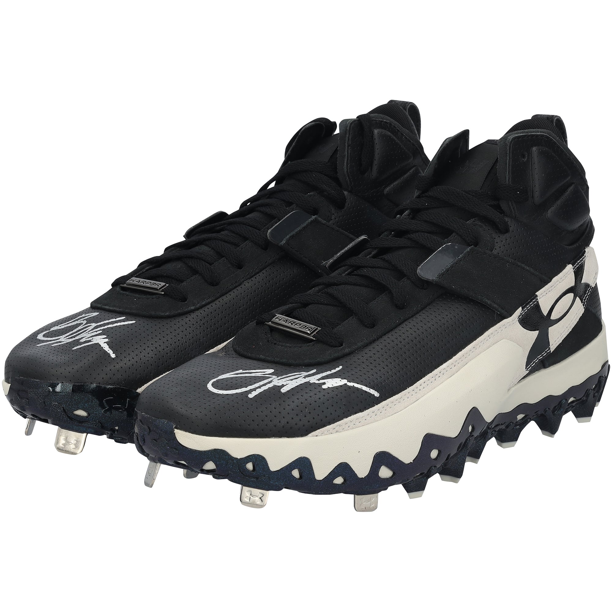 Crampons noirs Under Armour autographiés par Bryce Harper, joueurs des Phillies de Philadelphie, saison 2026 de la MLB.