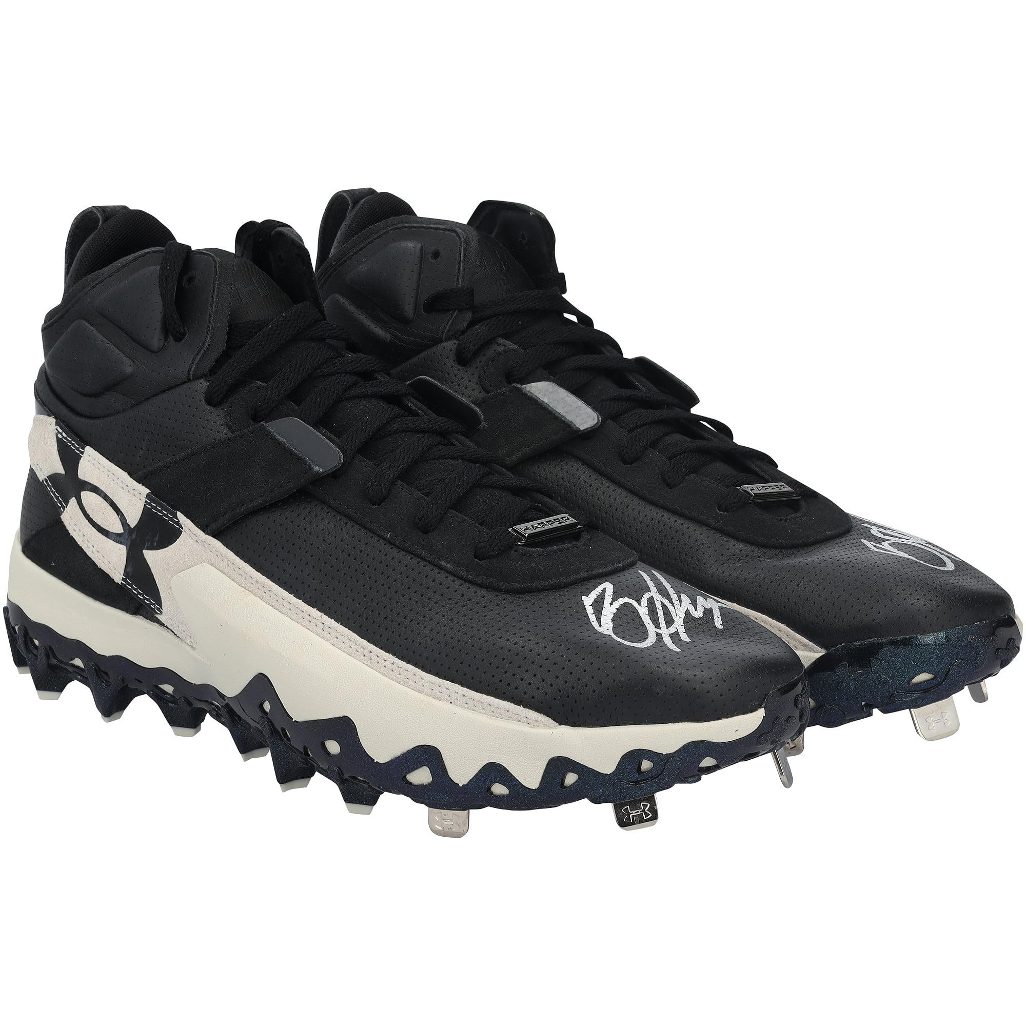 Crampons noirs Under Armour autographiés par Bryce Harper, joueurs des Phillies de Philadelphie, saison 2026 de la MLB.