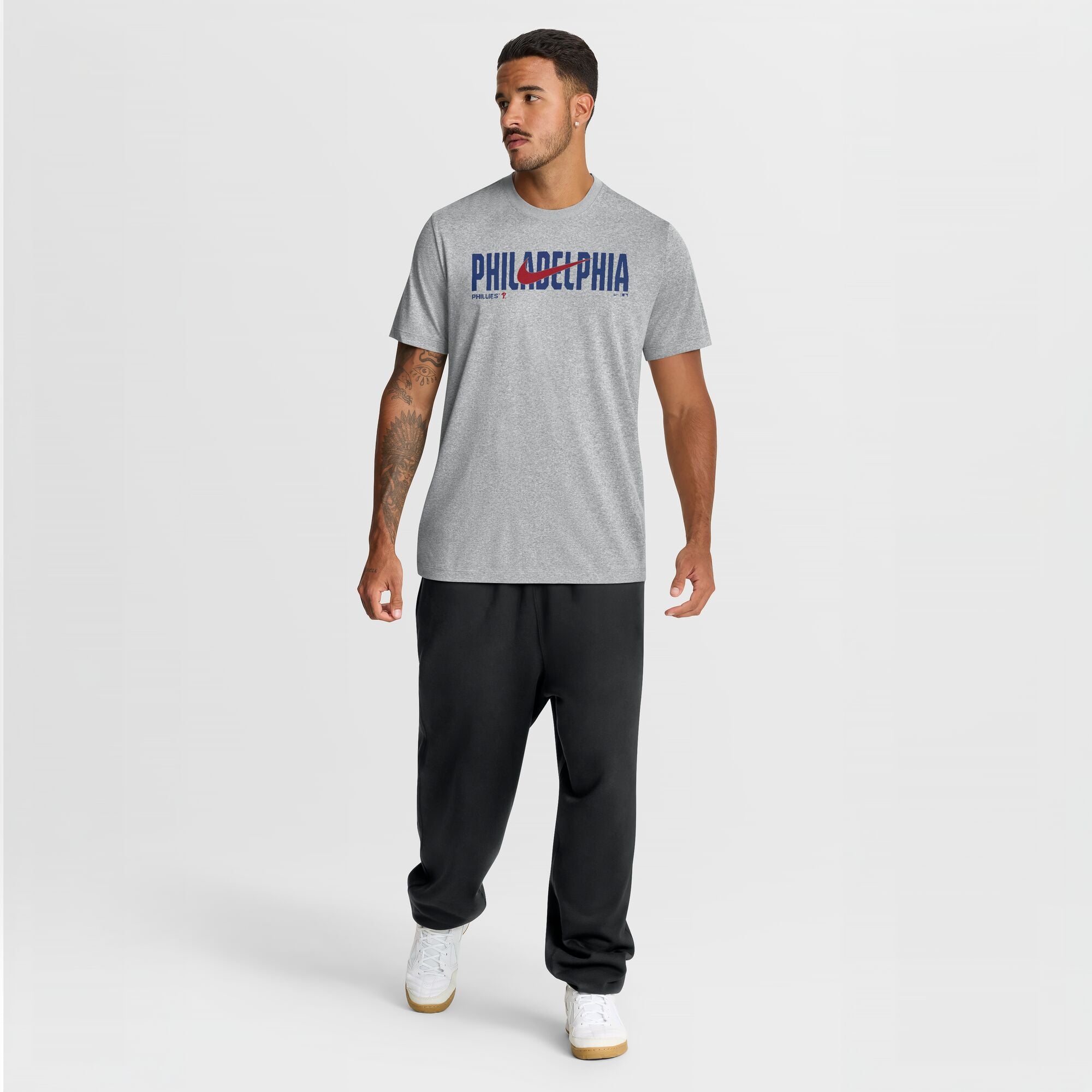T-shirt Nike Legend Dri-FIT gris chiné pour homme, avec logo Swoosh des Phillies de Philadelphie.