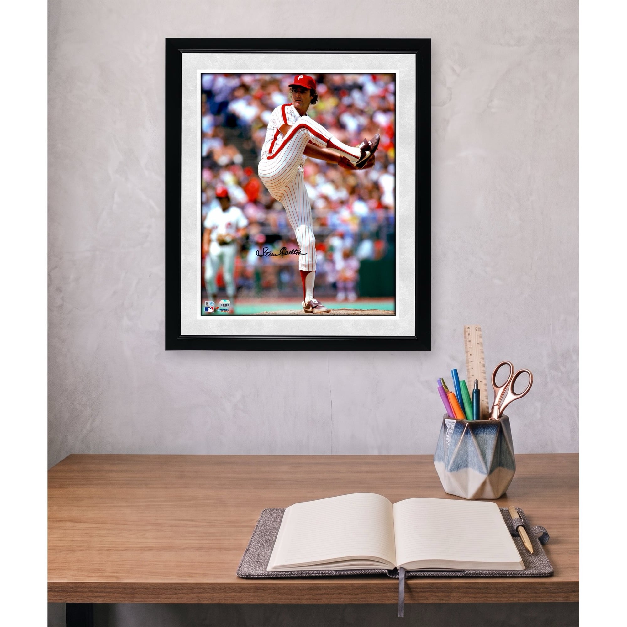 Photo autographiée de Steve Carlton (Philadelphia Phillies) - 40 x 50 cm (jambe levée)