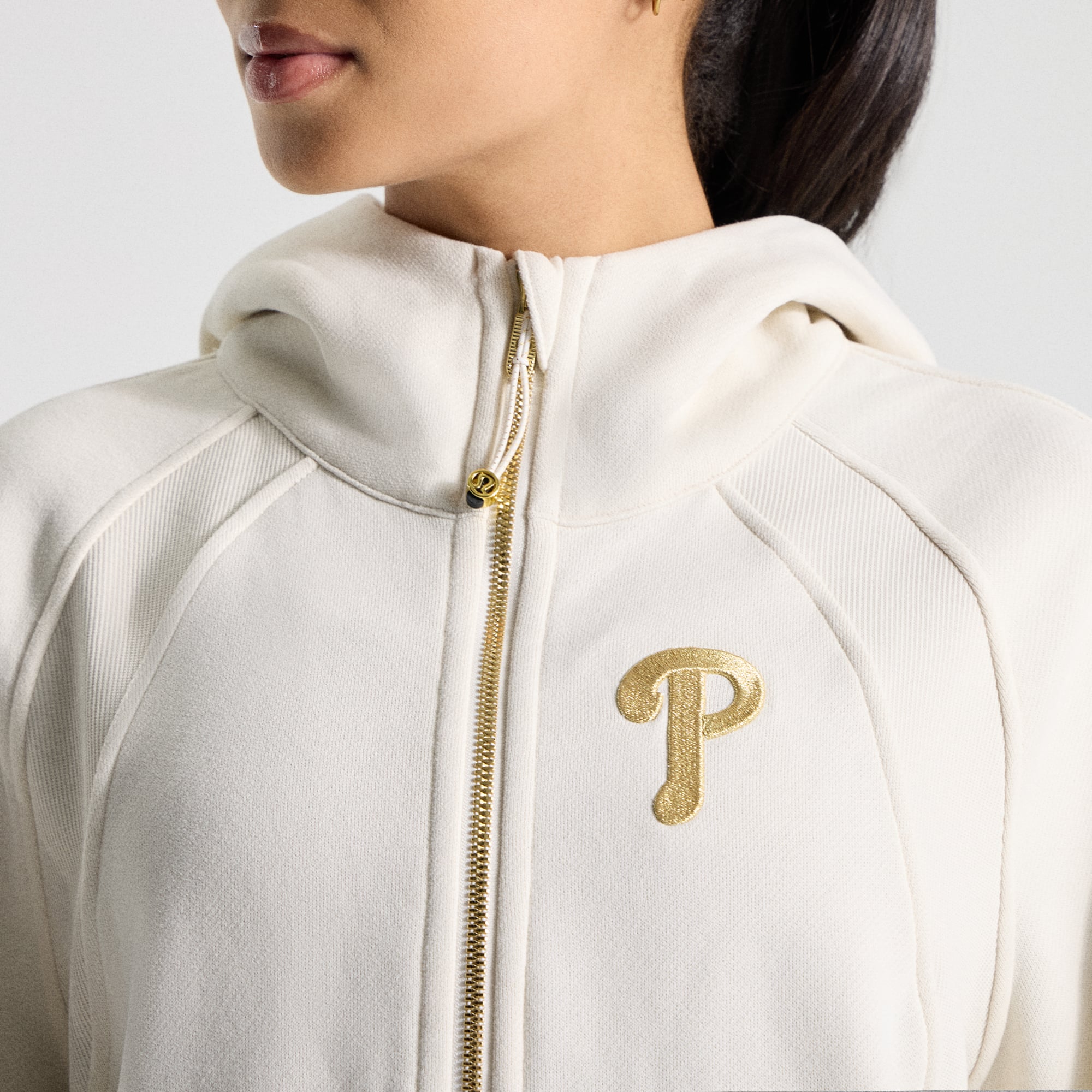 Sweat à capuche zippé oversize demi-hauteur, couleur ivoire clair, modèle Philadelphia Phillies de lululemon