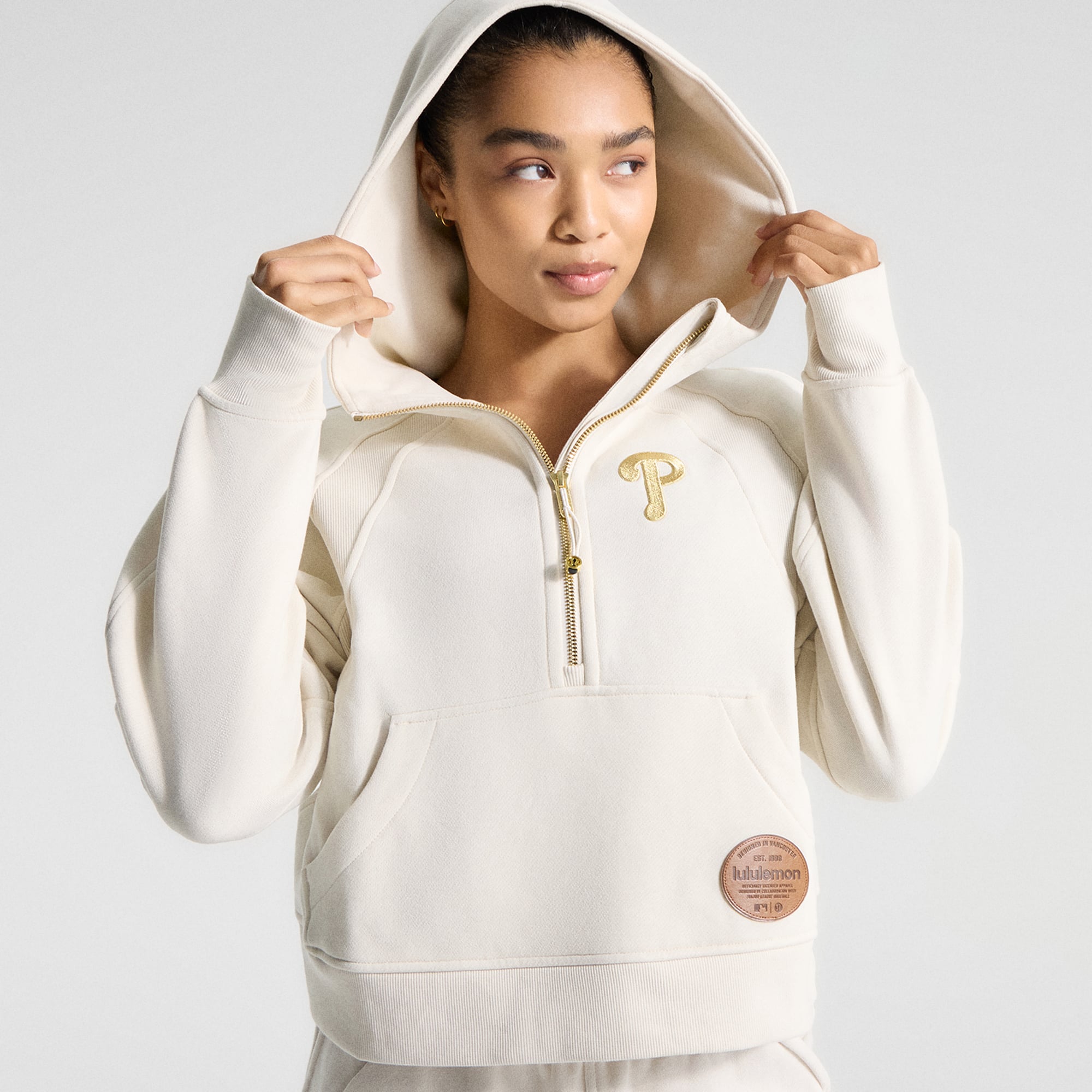 Sweat à capuche zippé oversize demi-hauteur, couleur ivoire clair, modèle Philadelphia Phillies de lululemon