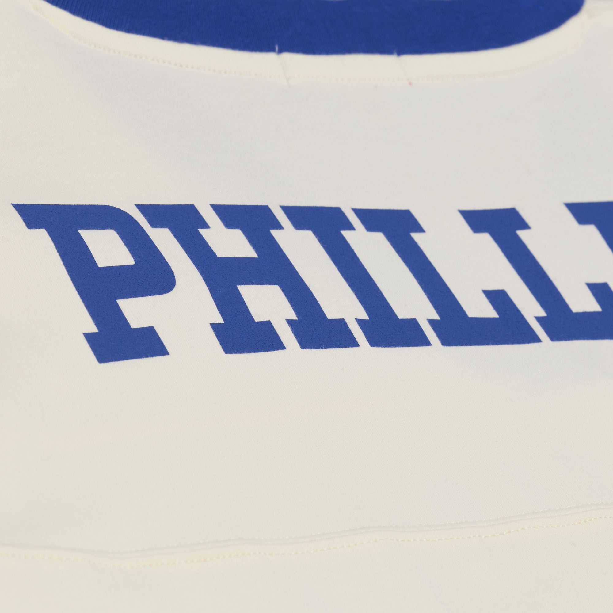 T-shirt court à col en V Mitchell & Ness crème Philadelphia Phillies Retro Roots Hardwood Classics pour femme