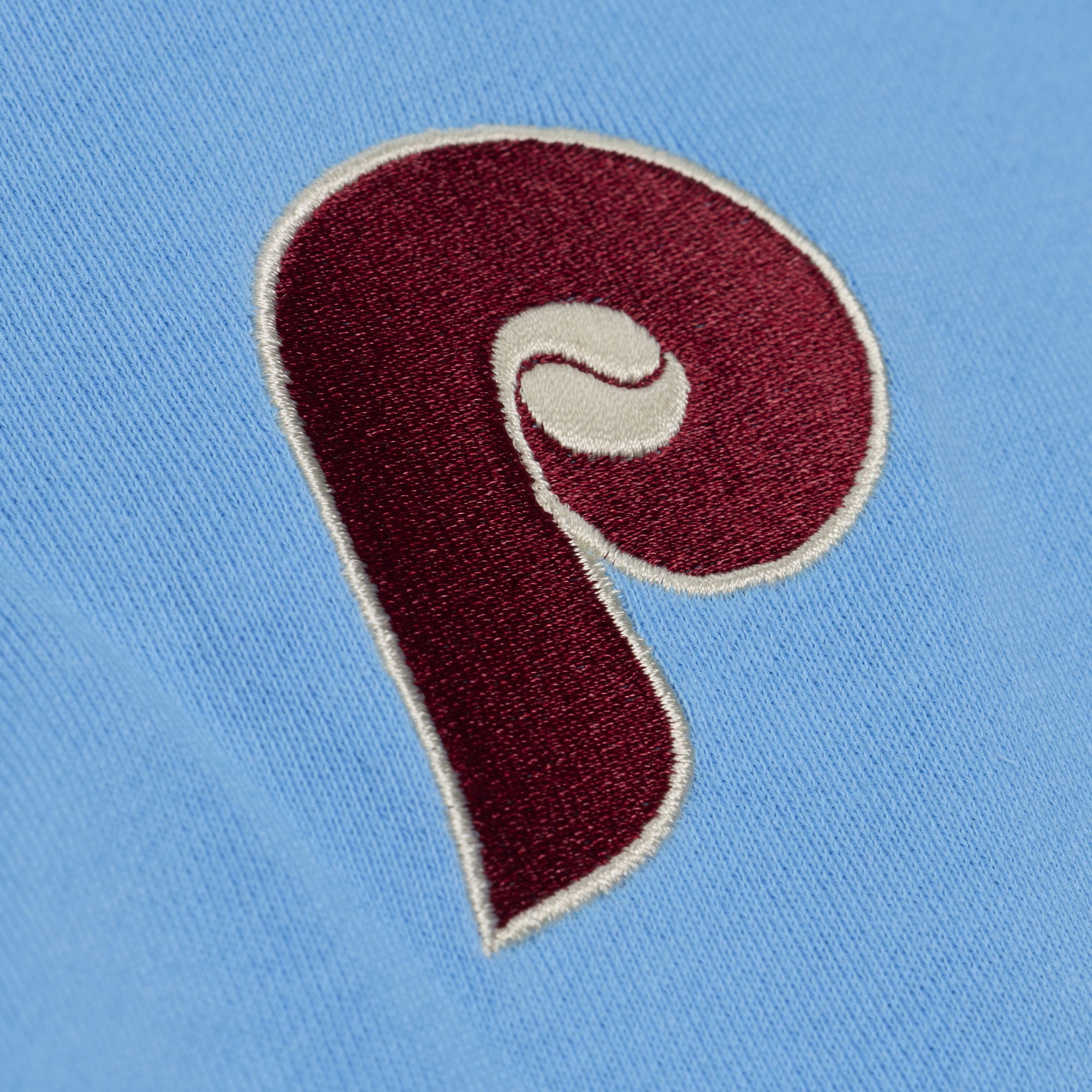 Sweat à capuche Mitchell & Ness bleu clair pour femme, collection Philadelphia Phillies Cooperstown, style rétro.