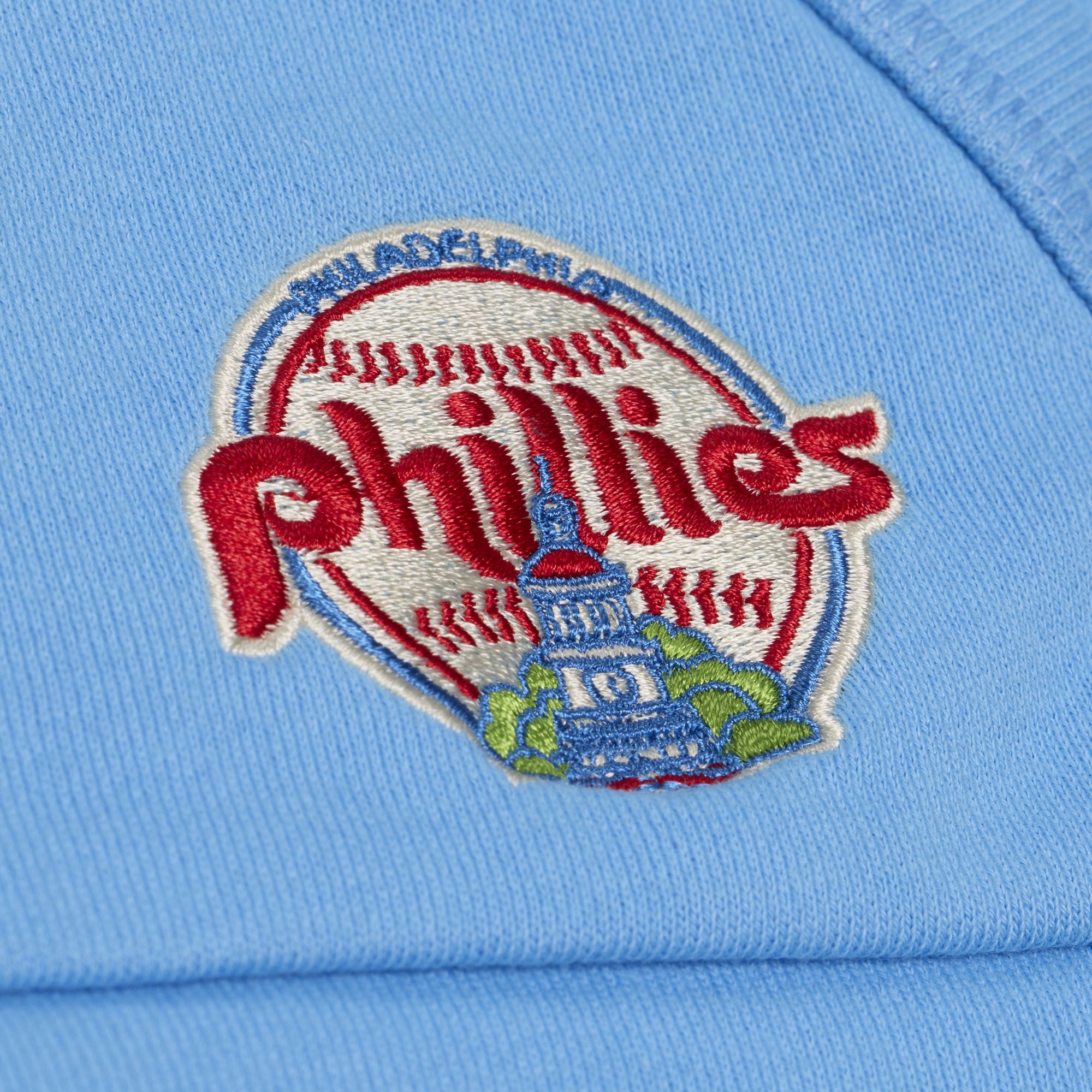 Sweat à capuche Mitchell & Ness bleu clair pour femme, collection Philadelphia Phillies Cooperstown, style rétro.