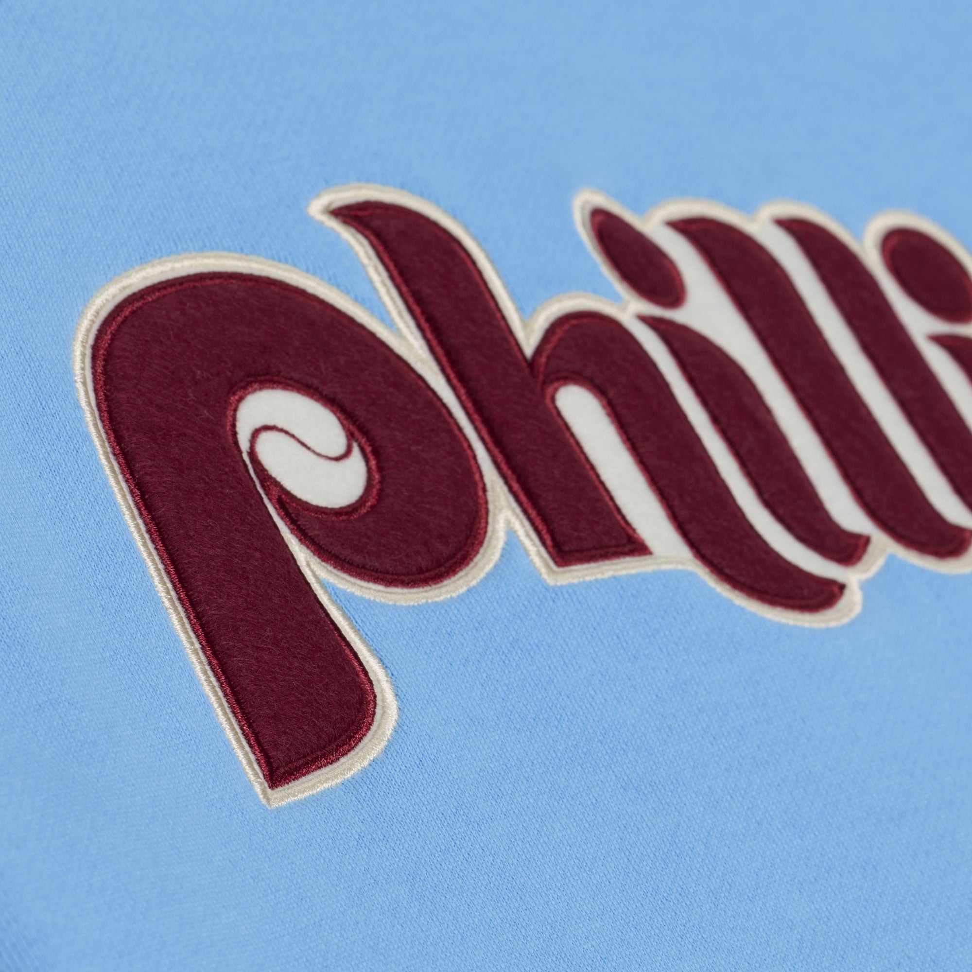 Sweat à capuche Mitchell & Ness bleu clair pour femme, collection Philadelphia Phillies Cooperstown, style rétro.