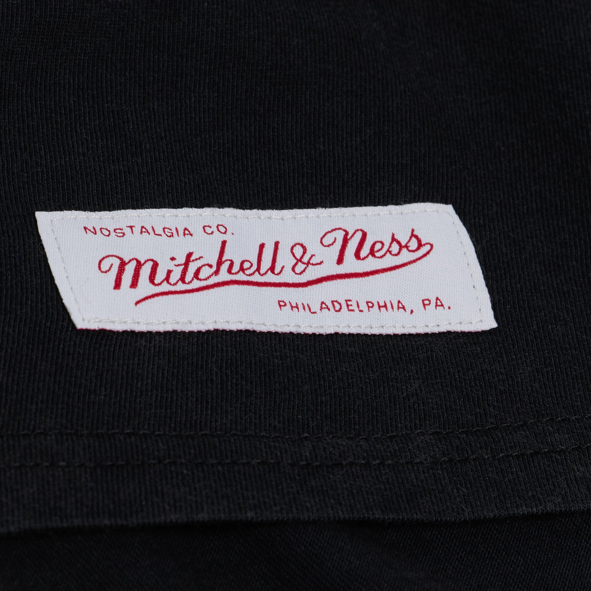 T-shirt court à imprimé graphique noir Phoenix Suns pour femme de Mitchell & Ness