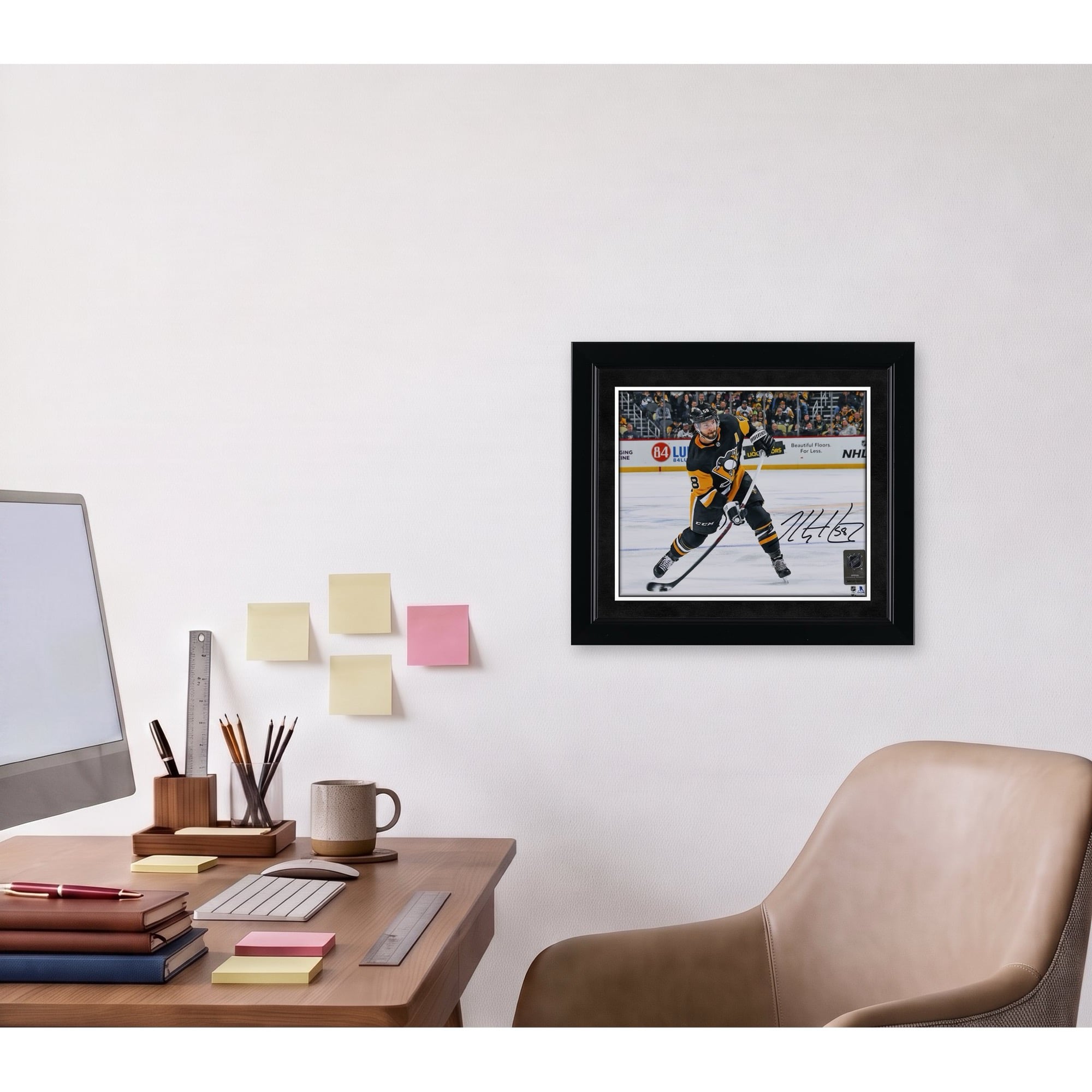 Photographie autographiée de 8" x 10" de Kris Letang des Penguins de Pittsburgh lors du tournage du maillot noir