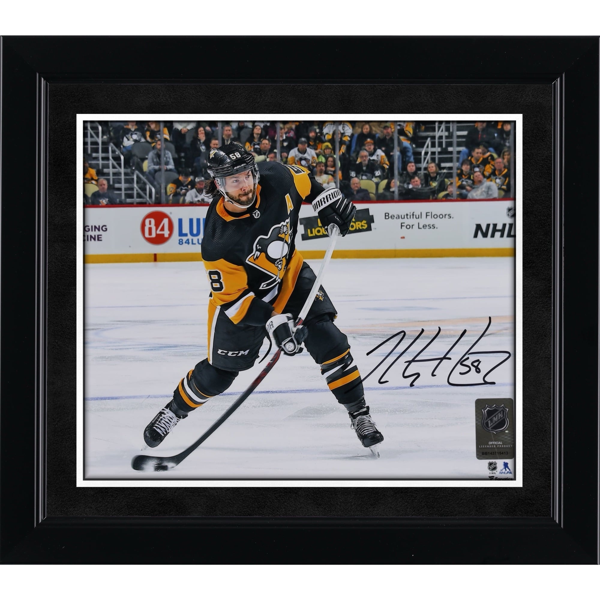 Photographie autographiée de 8" x 10" de Kris Letang des Penguins de Pittsburgh lors du tournage du maillot noir