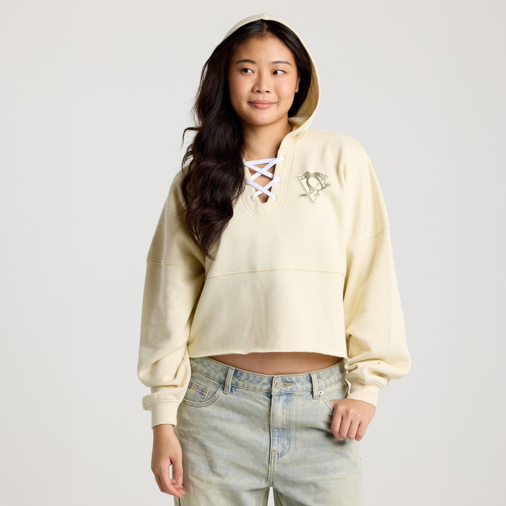 Sweat à capuche court lacets crème Pittsburgh Penguins pour femme (Fanatics)