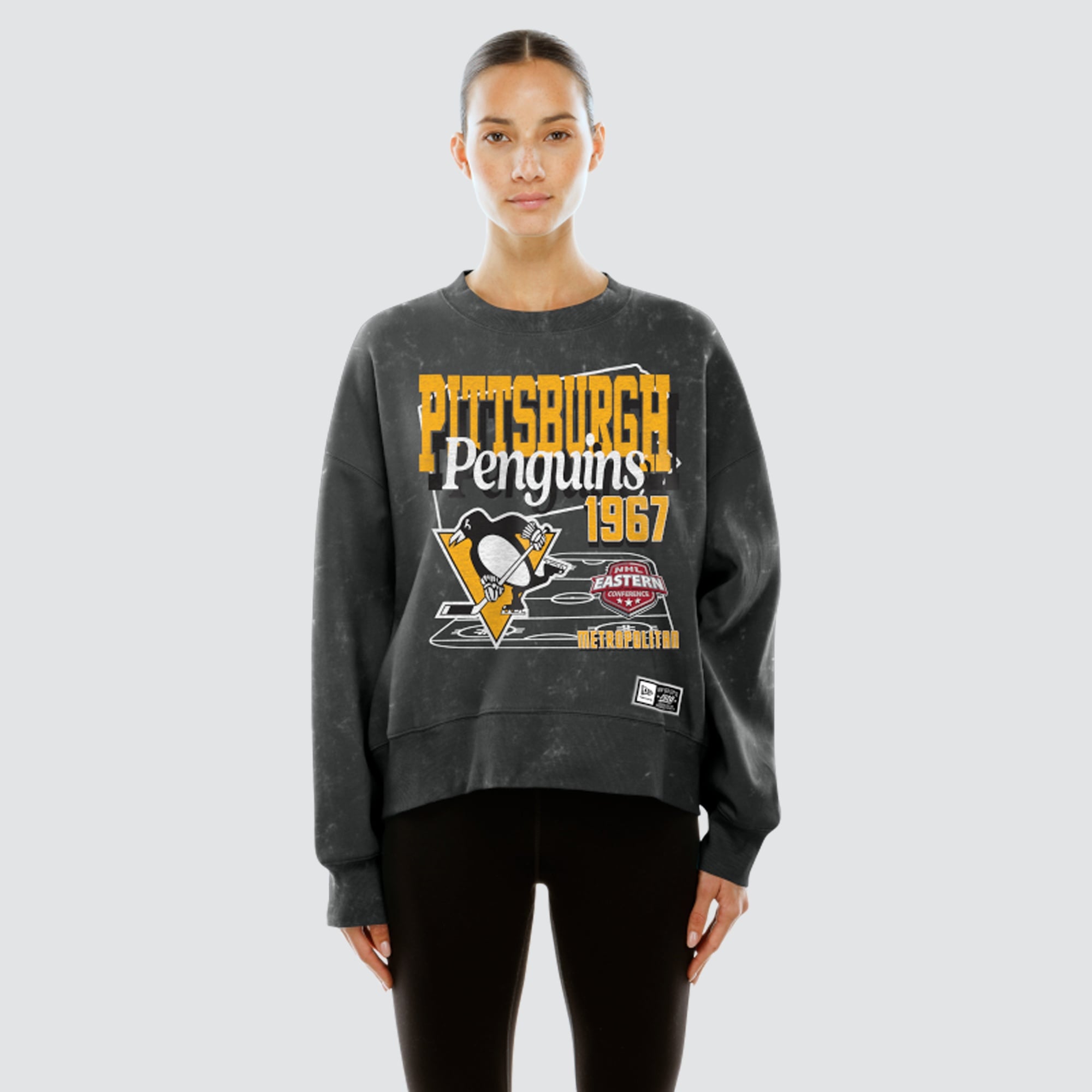 Sweat-shirt à col rond New Era noir Pittsburgh Penguins Throwback en molleton délavé l'huile minérale pour femme