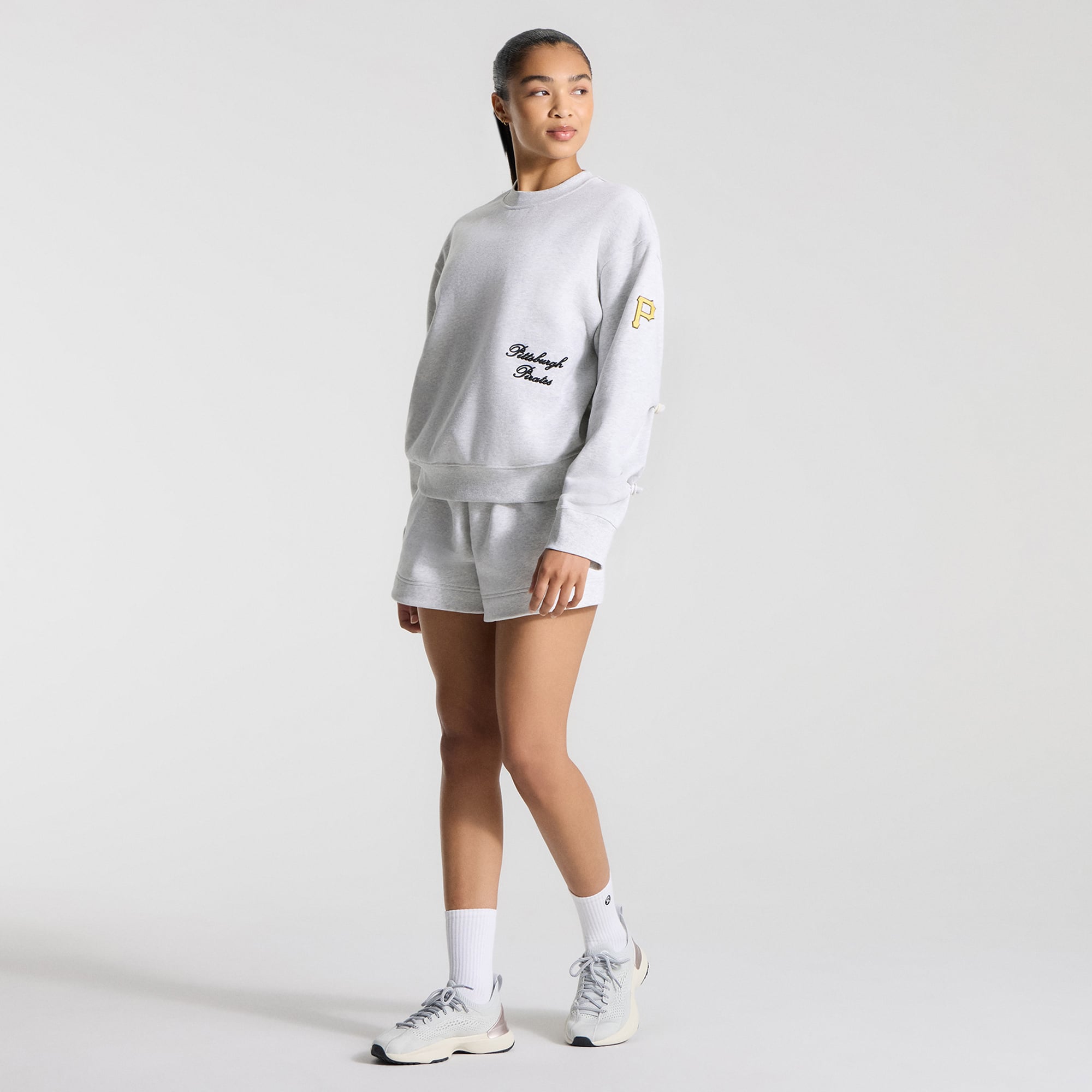 Pull ras du cou surdimensionné Steady State gris chiné ultra clair pour femme de lululemon, motif Pittsburgh Pirates