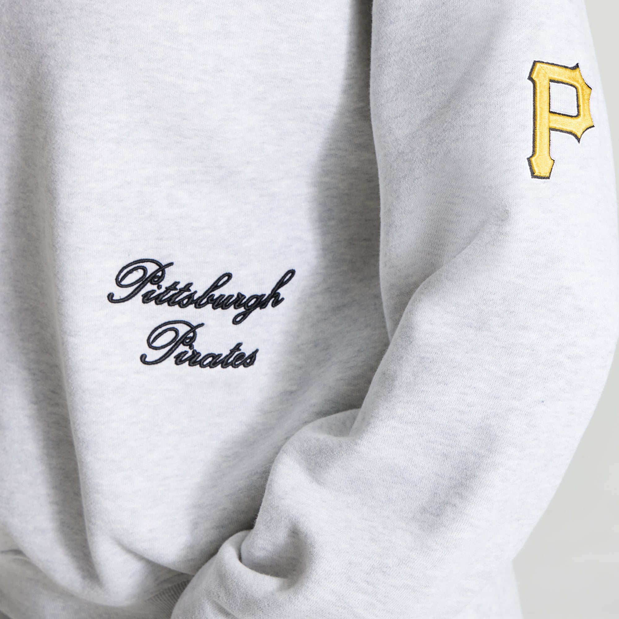 Pull ras du cou surdimensionné Steady State gris chiné ultra clair pour femme de lululemon, motif Pittsburgh Pirates