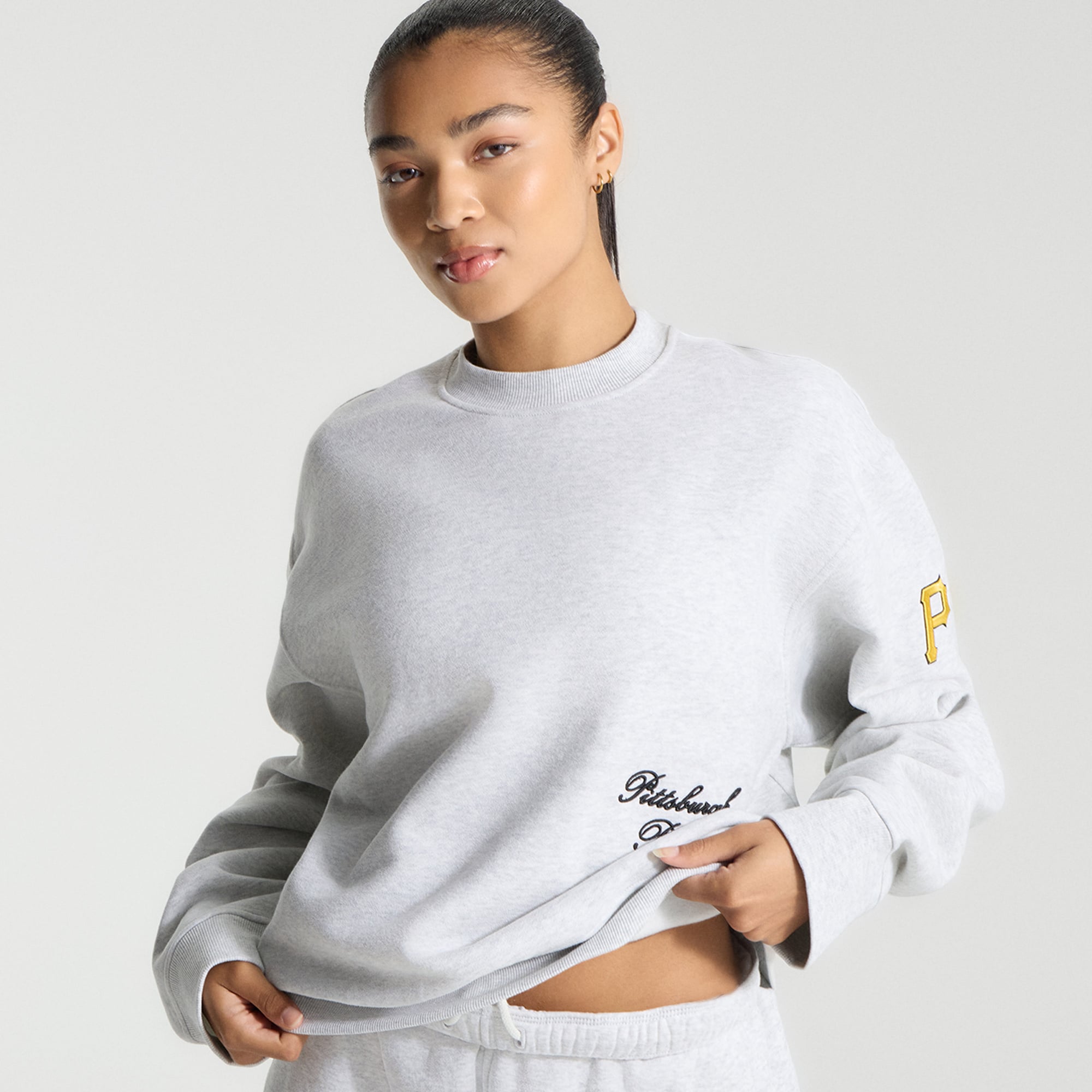 Pull ras du cou surdimensionné Steady State gris chiné ultra clair pour femme de lululemon, motif Pittsburgh Pirates