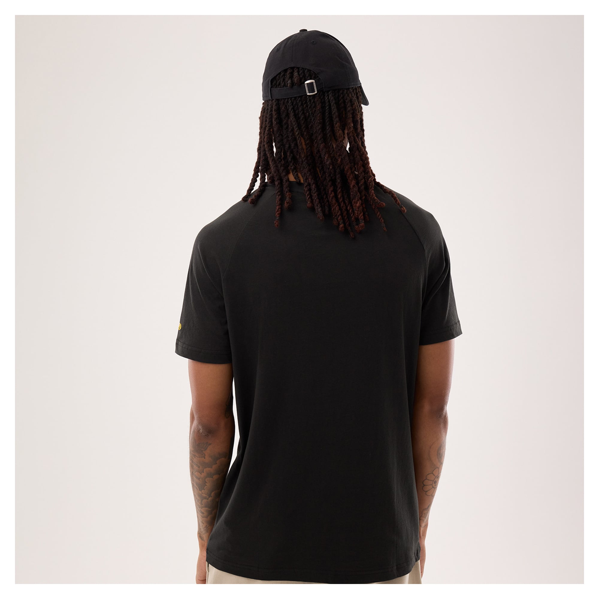 T-shirt fonctionnel New Era noir pour homme, représentant les Steelers de Pittsburgh.