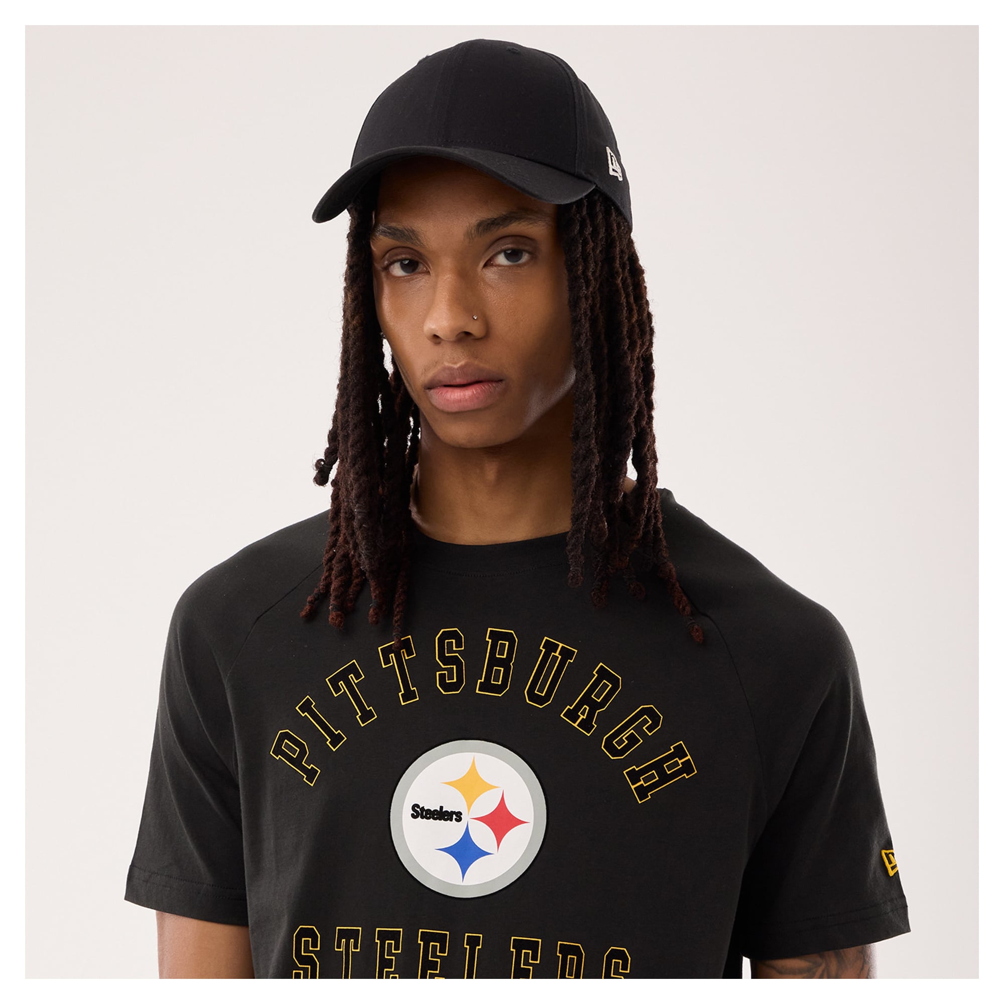 T-shirt fonctionnel New Era noir pour homme, représentant les Steelers de Pittsburgh.