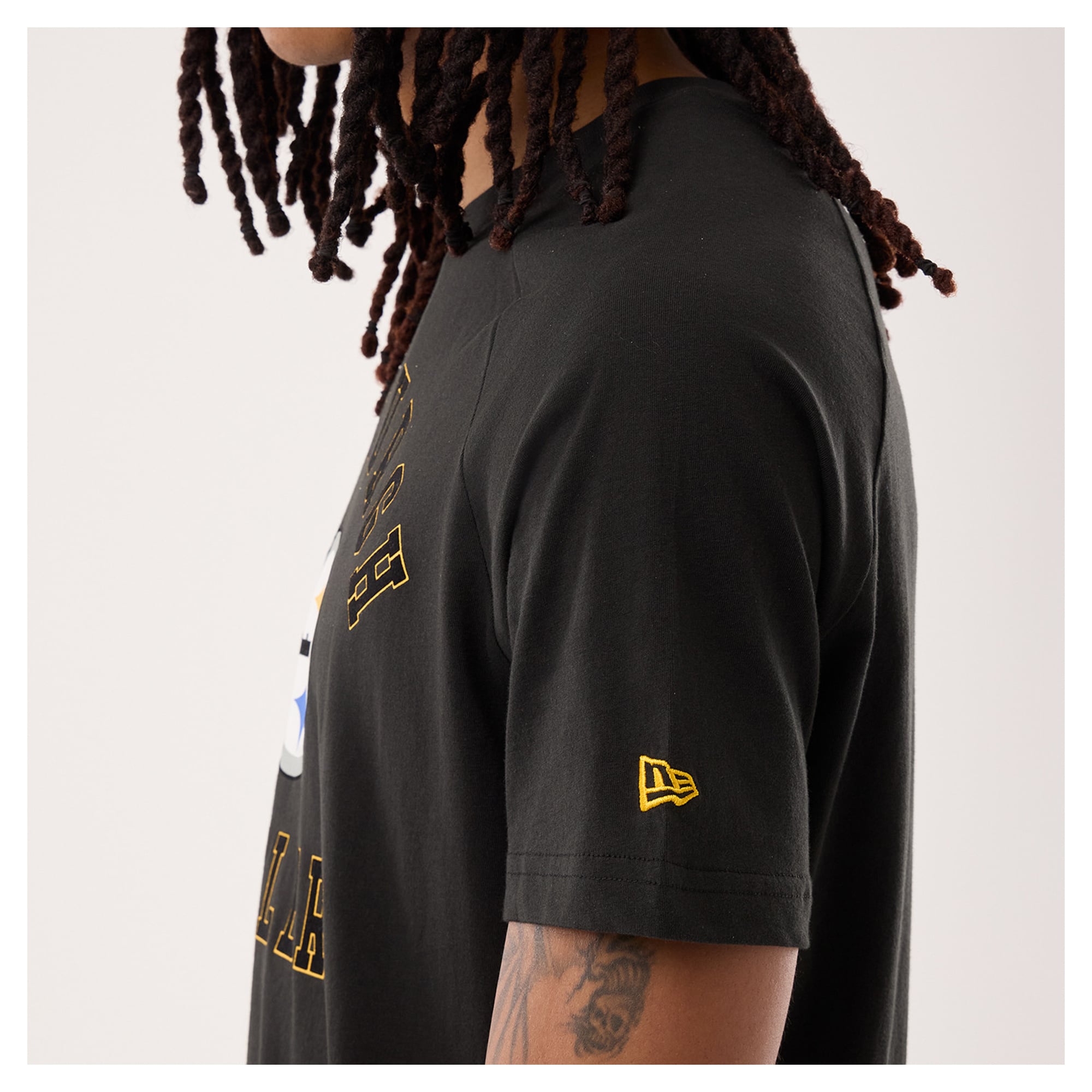T-shirt fonctionnel New Era noir pour homme, représentant les Steelers de Pittsburgh.