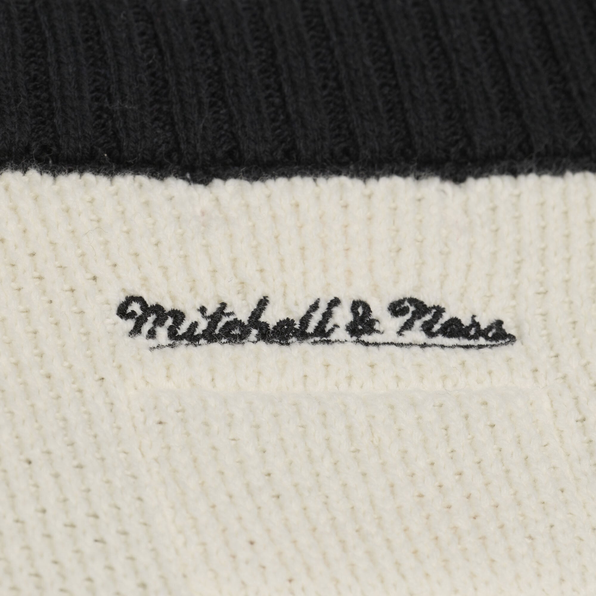 Pull Mitchell & Ness crème/noir Pittsburgh Steelers Retro Roots à col en V pour femme