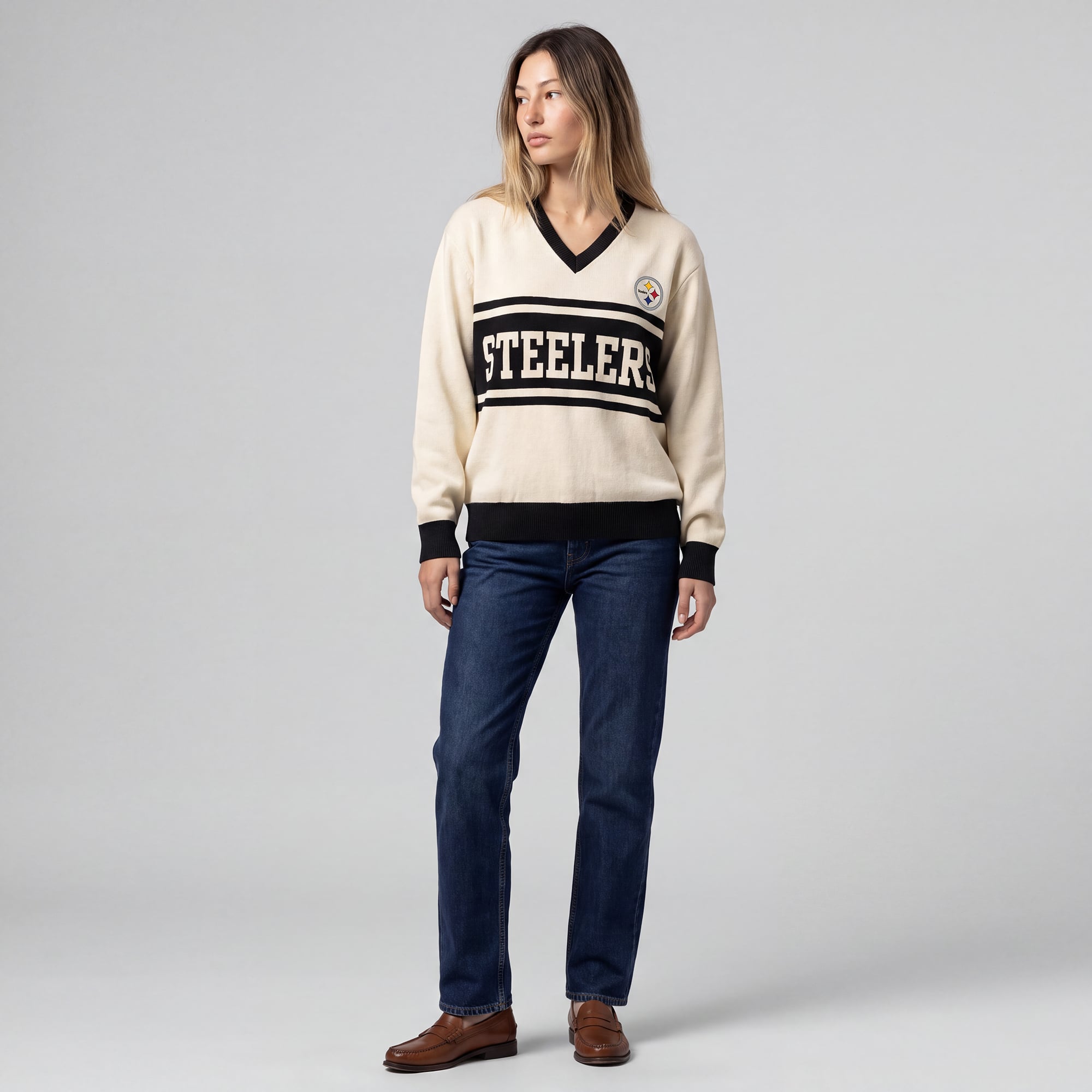Pull Mitchell & Ness crème/noir Pittsburgh Steelers Retro Roots à col en V pour femme