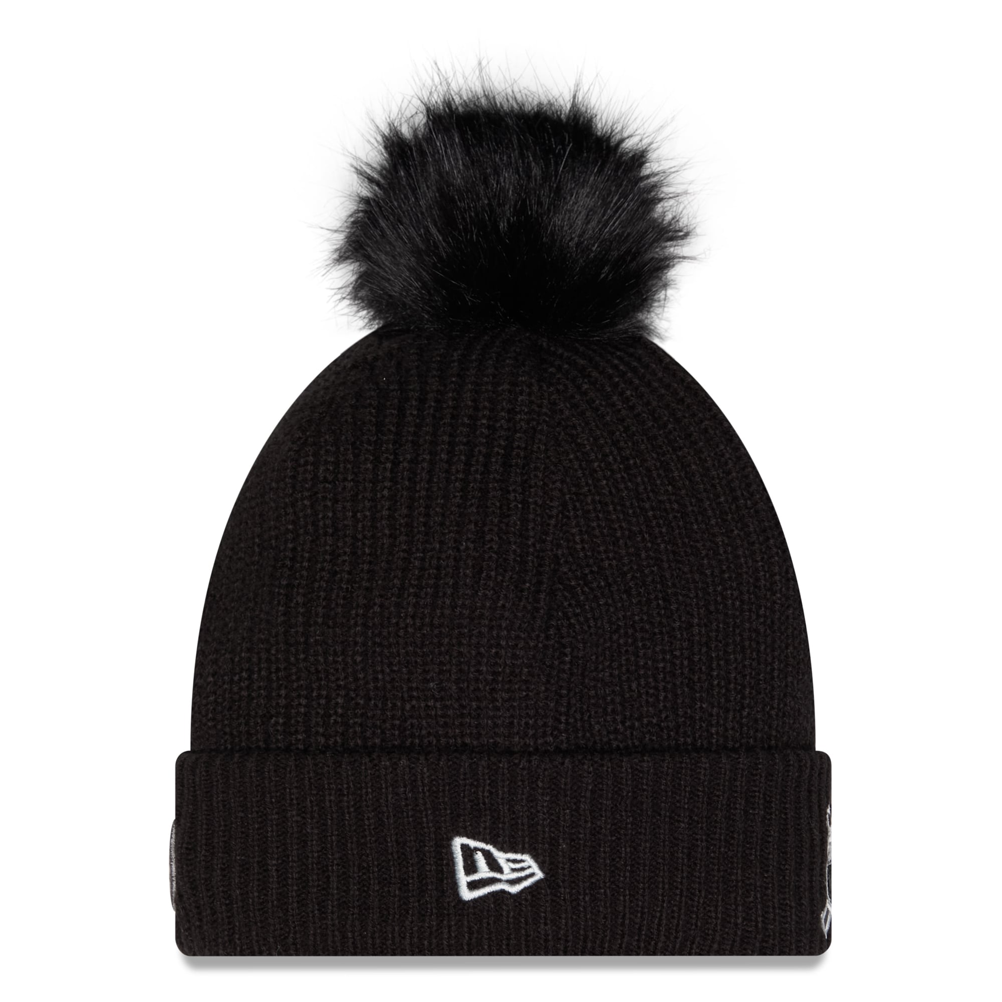 Bonnet à revers noir Pittsburgh Steelers 2026 Salute To Service pour femme, de la marque New Era, avec pompon.