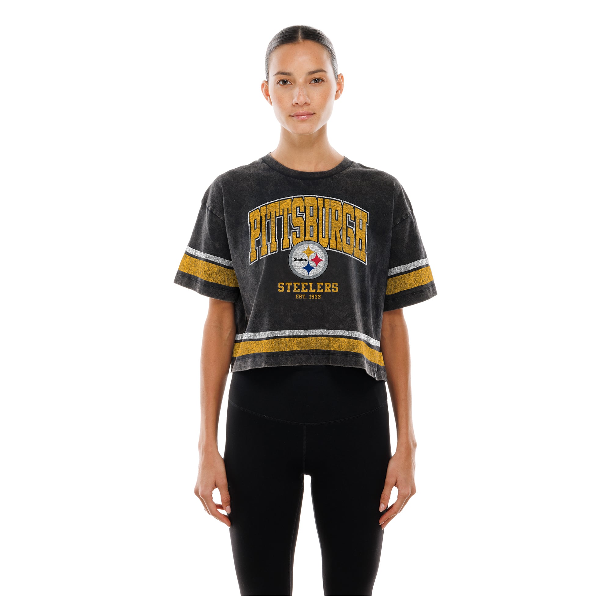 T-shirt court New Era noir Pittsburgh Steelers Lifestyle pour femme, délavé à l'huile minérale, coupe carrée.