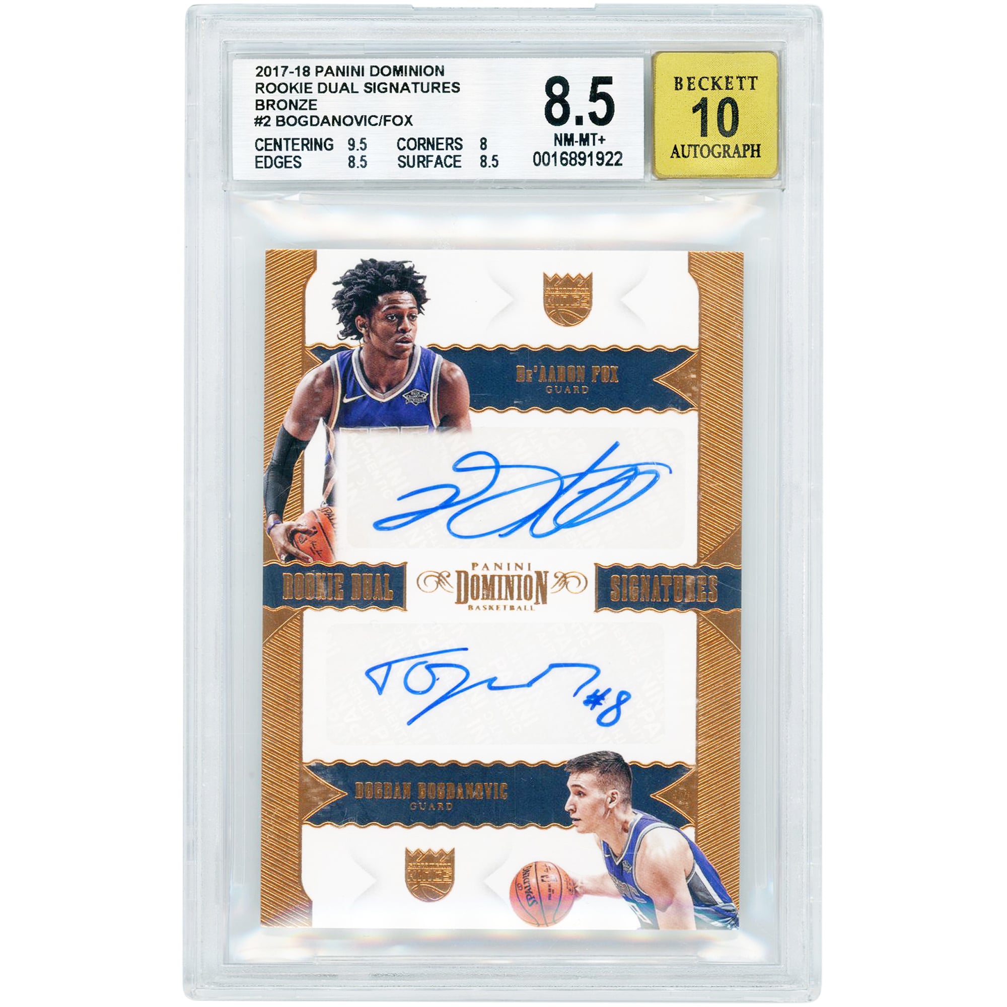 Carte de recrue double Panini Dominion Bronze 2017-18 autographiée par De'Aaron Fox et Bogdan Bogdanovic des Sacramento Kings (#RDS-SAC #7/10, authentifiée BGS 8,5/10).