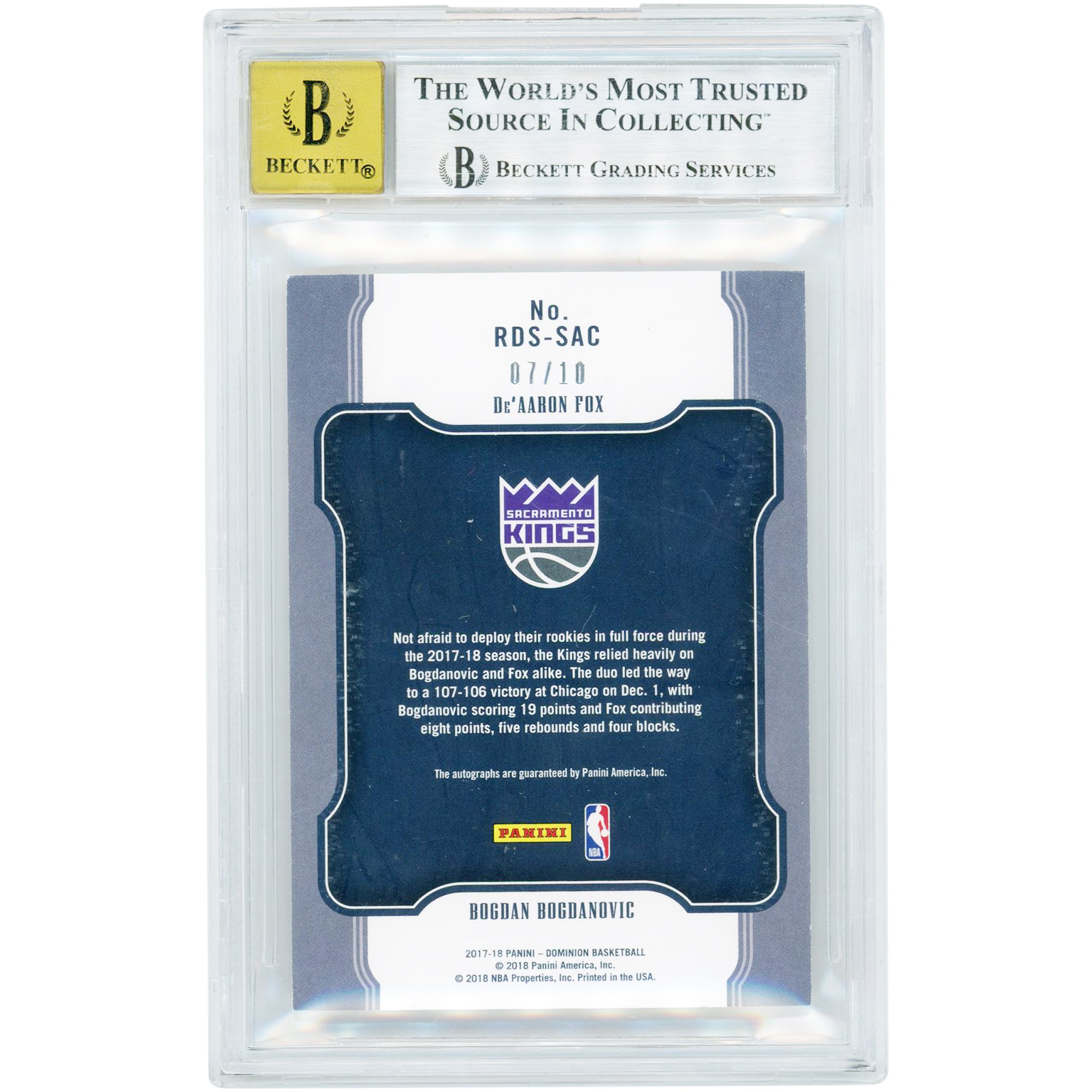 Carte de recrue double Panini Dominion Bronze 2017-18 autographiée par De'Aaron Fox et Bogdan Bogdanovic des Sacramento Kings (#RDS-SAC #7/10, authentifiée BGS 8,5/10).