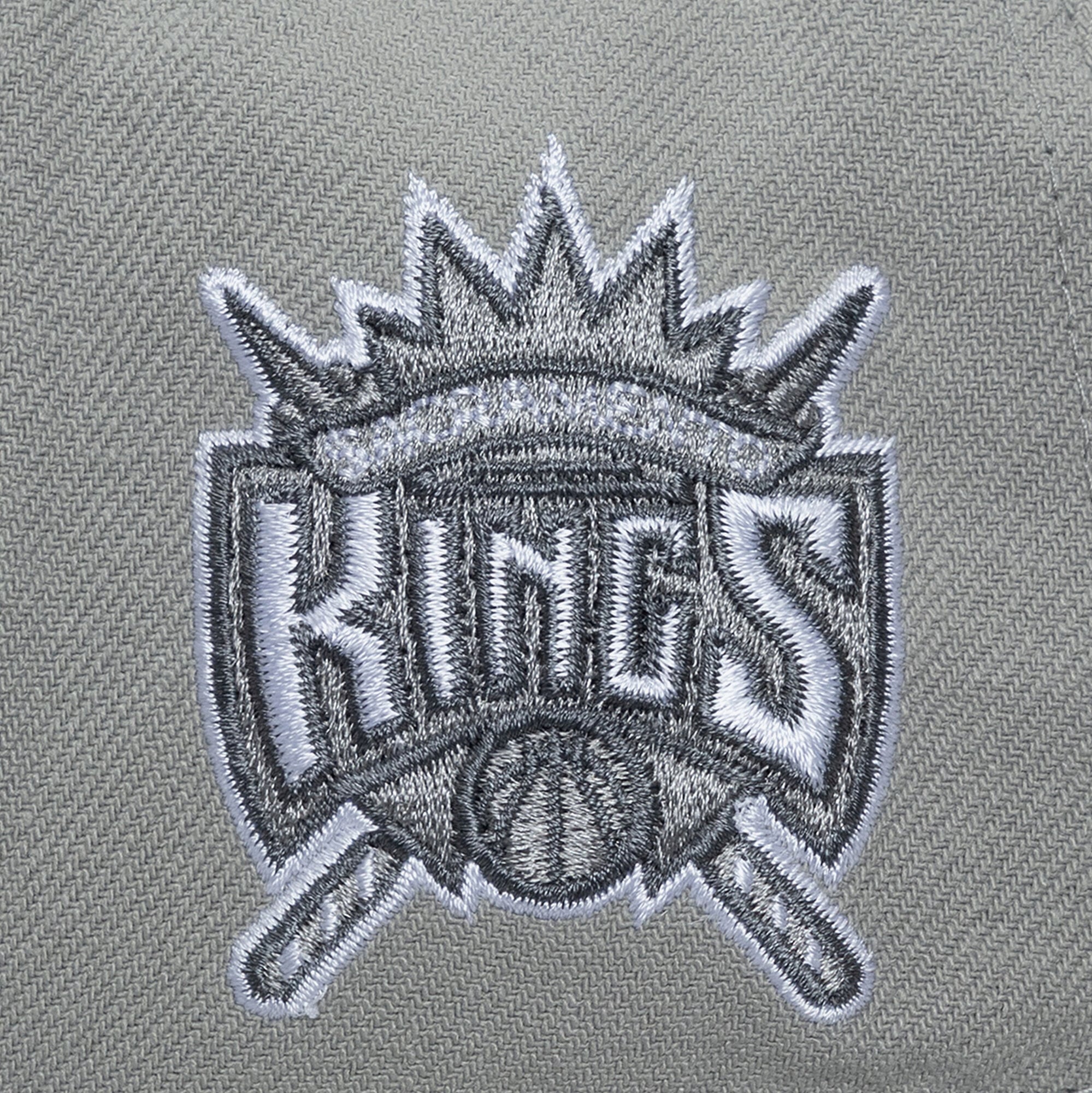 Men's Mitchell & Ness Gray Sacramento Kings Thunderstorm Head Coach Pro Crown Snapback Hat