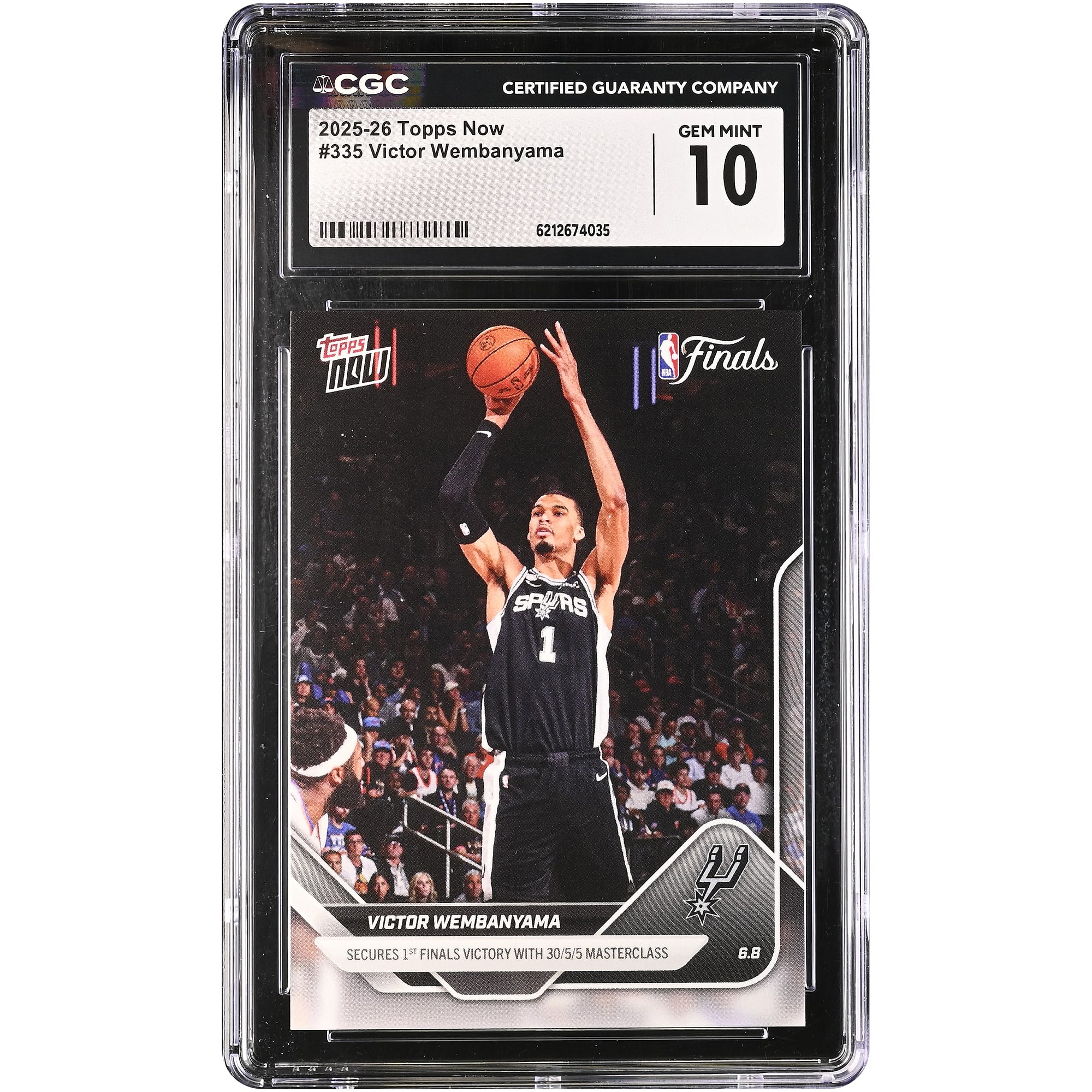 Carte Victor Wembanyama San Antonio Spurs 2025-26 Topps Now : 1re victoire en finale avec une Masterclass 30/5/5 #335 authentifiée CGC GEM MINT 10