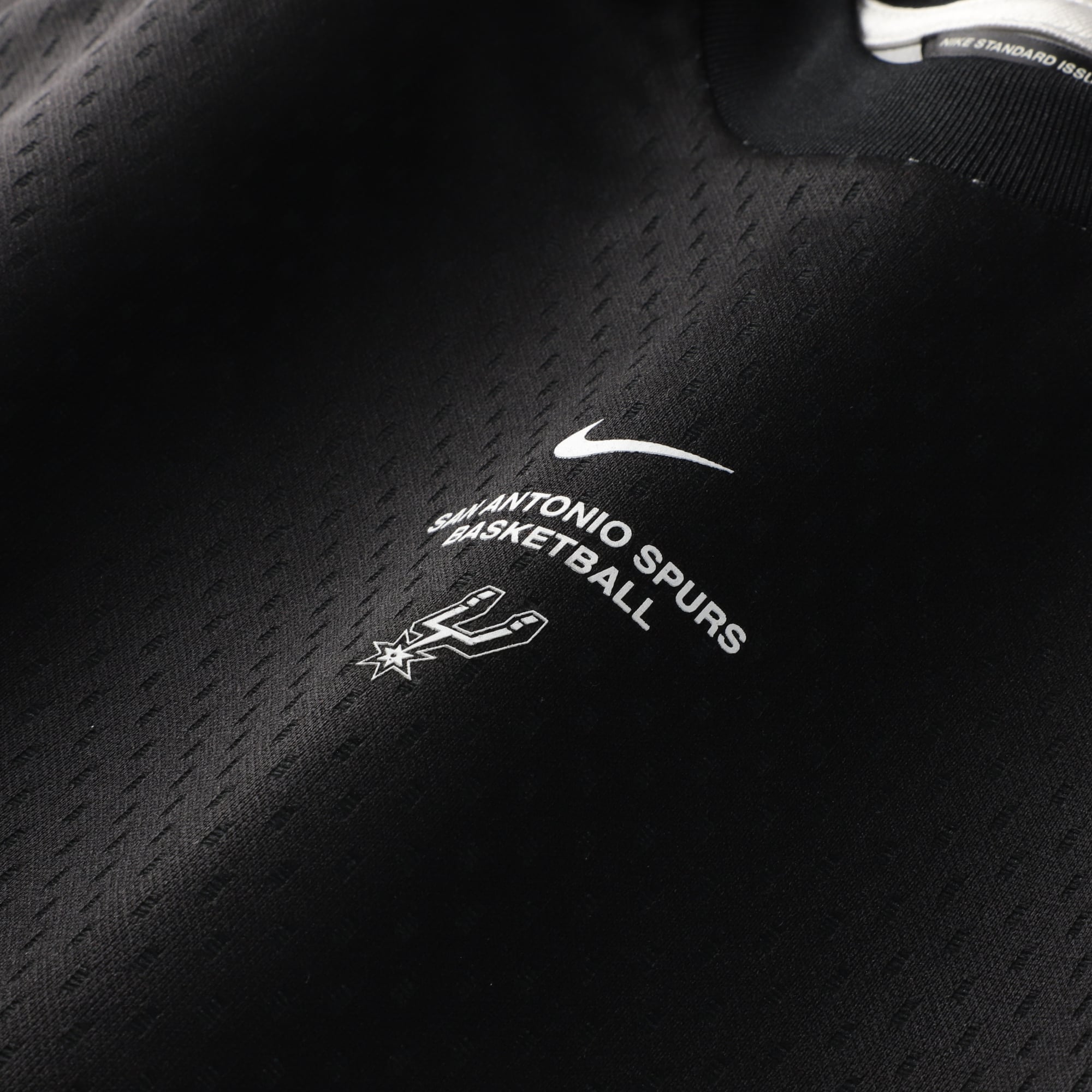T-shirt à manches longues Nike noir San Antonio Spurs 2026 Standard Issue pour jeunes, performance d'avant-match